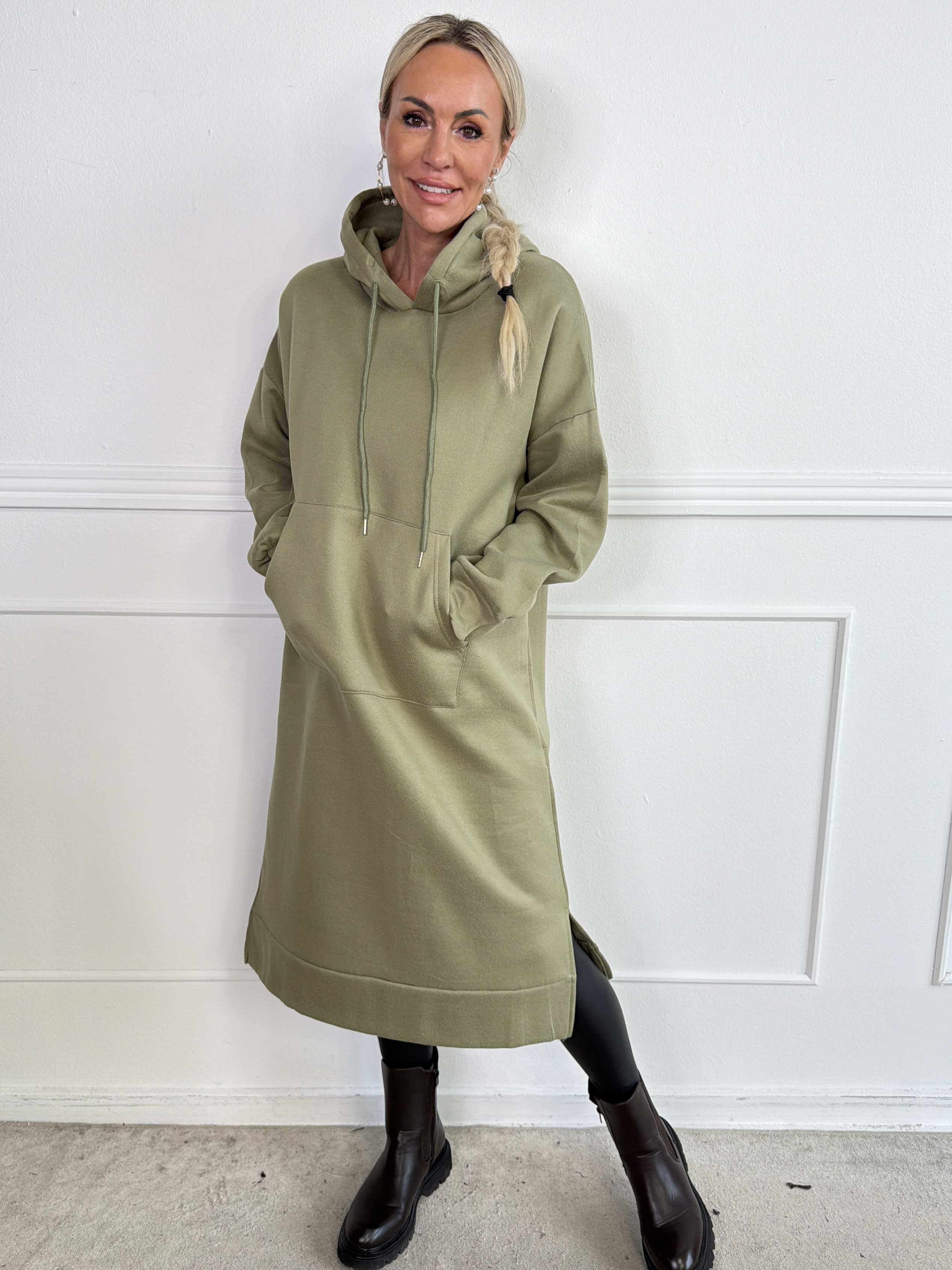 Sanja - Lang og blød hoodiekjole i lækker viskose med et enkelt og stilrent design