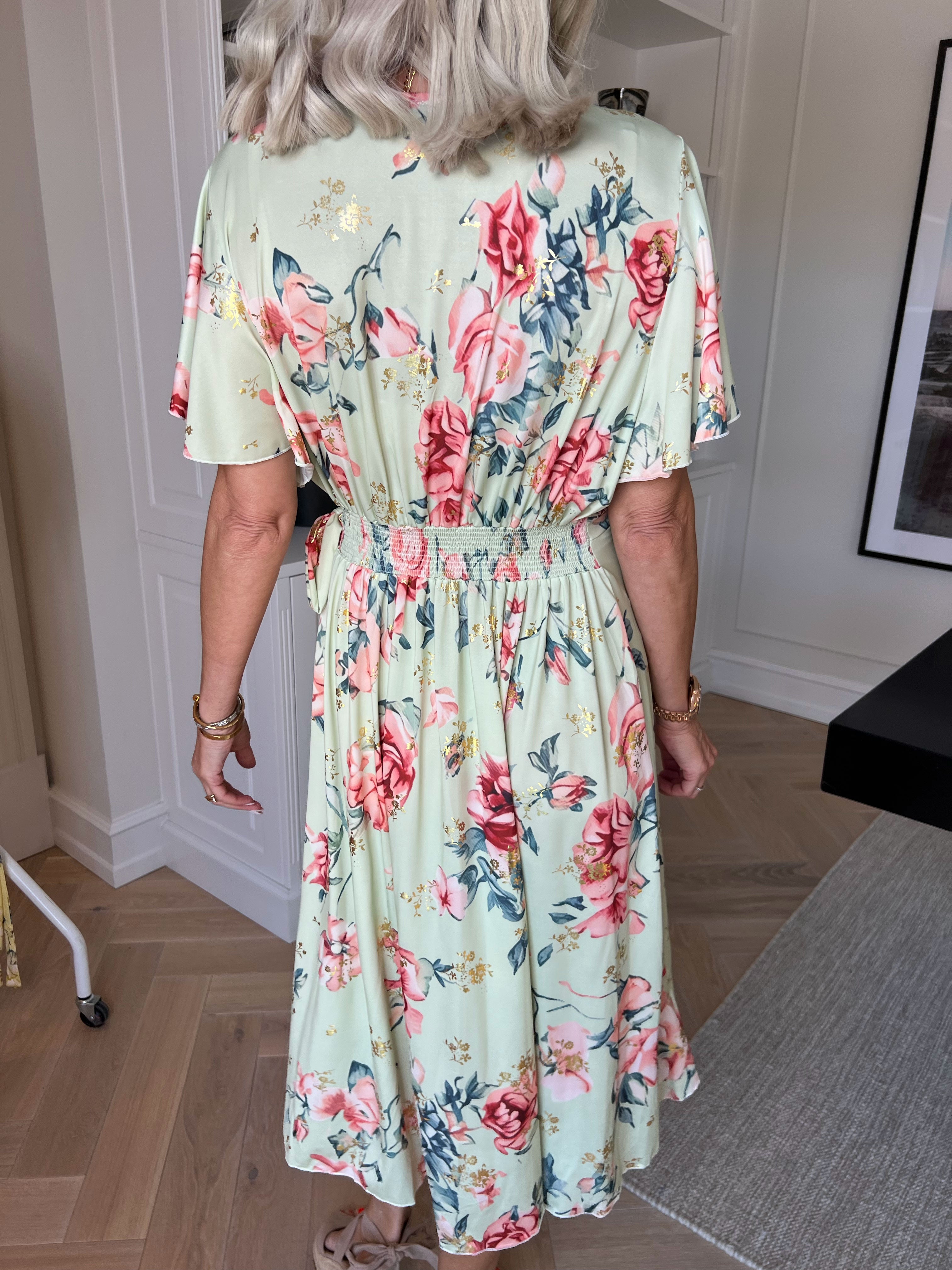 Savina Rose S/S - Blomstret elastisk kjole i slå-om-look