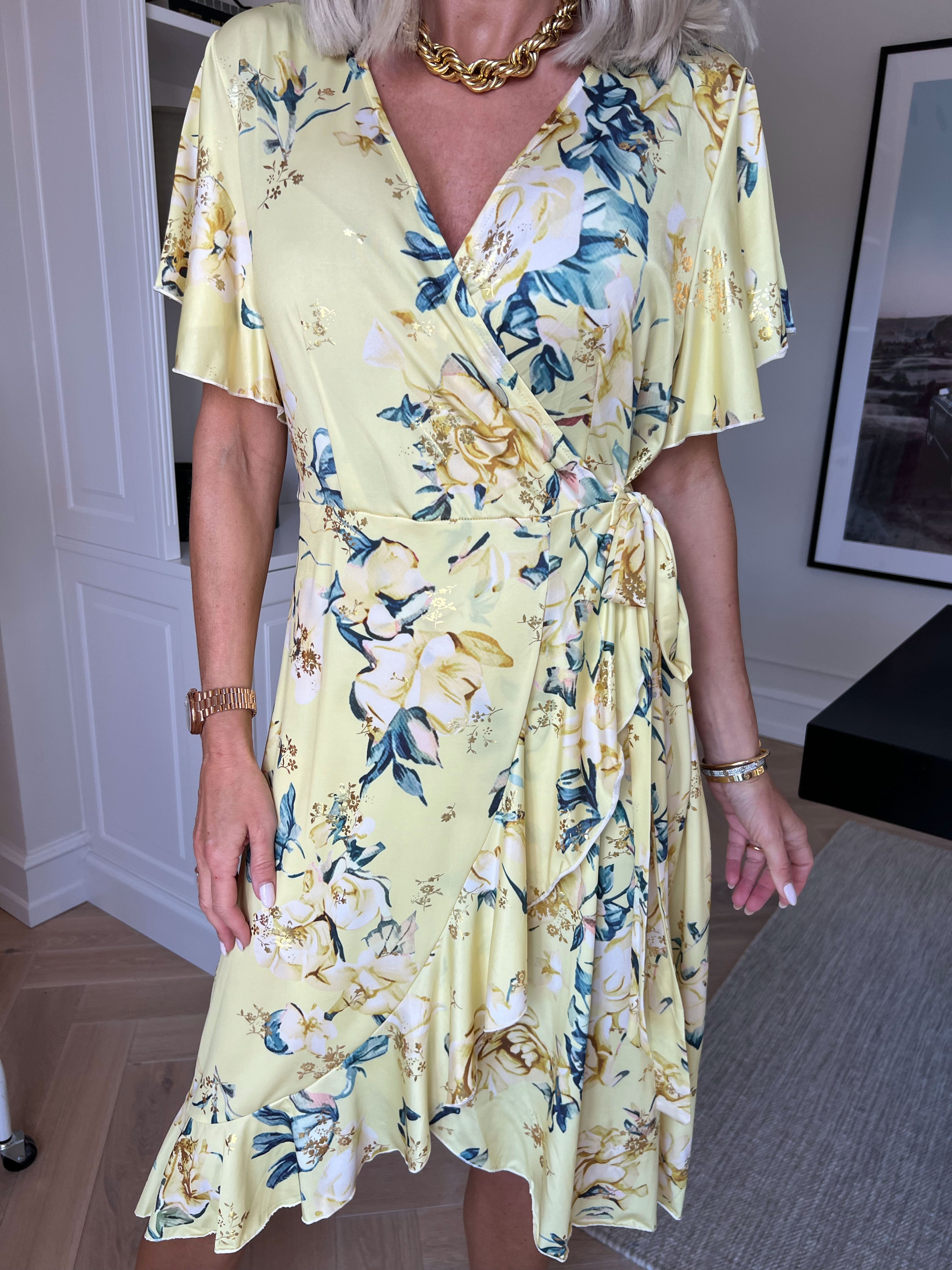 Savina Rose S/S - Blomstret elastisk kjole i slå-om-look