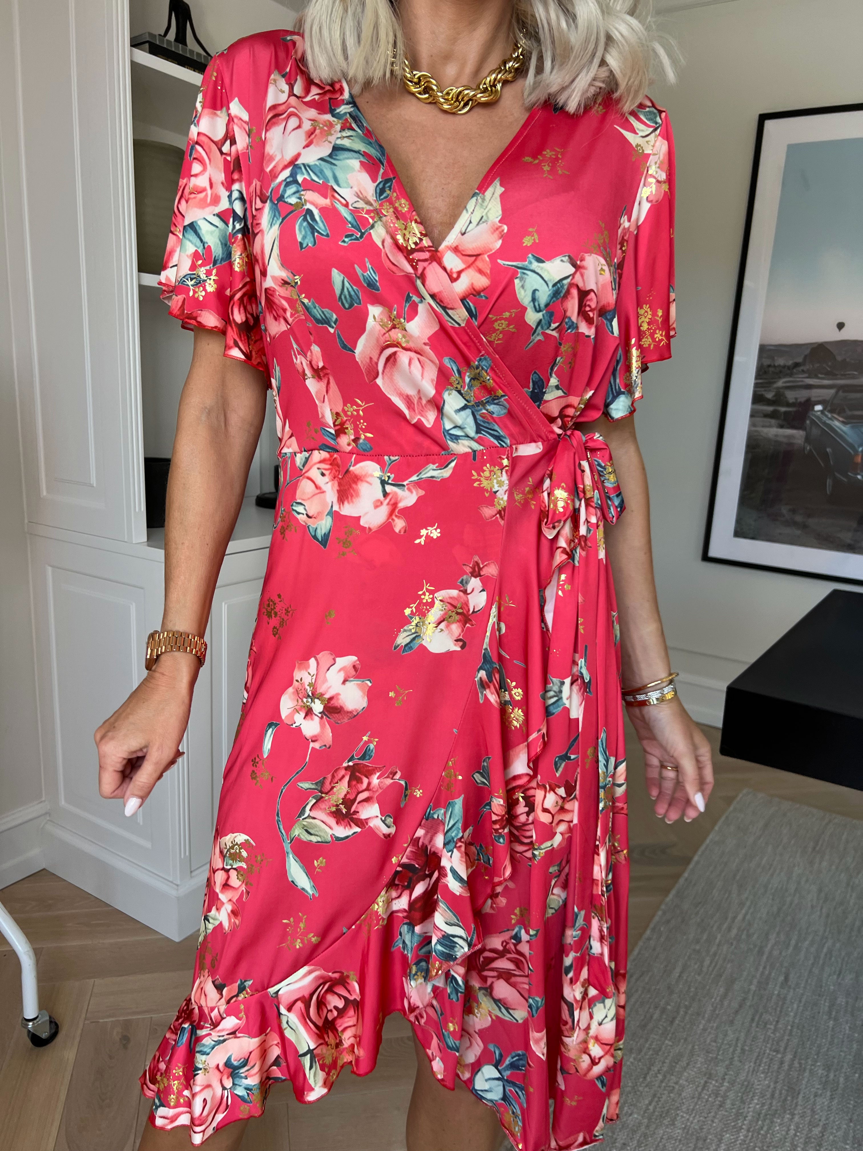 Savina Rose S/S - Blomstret elastisk kjole i slå-om-look