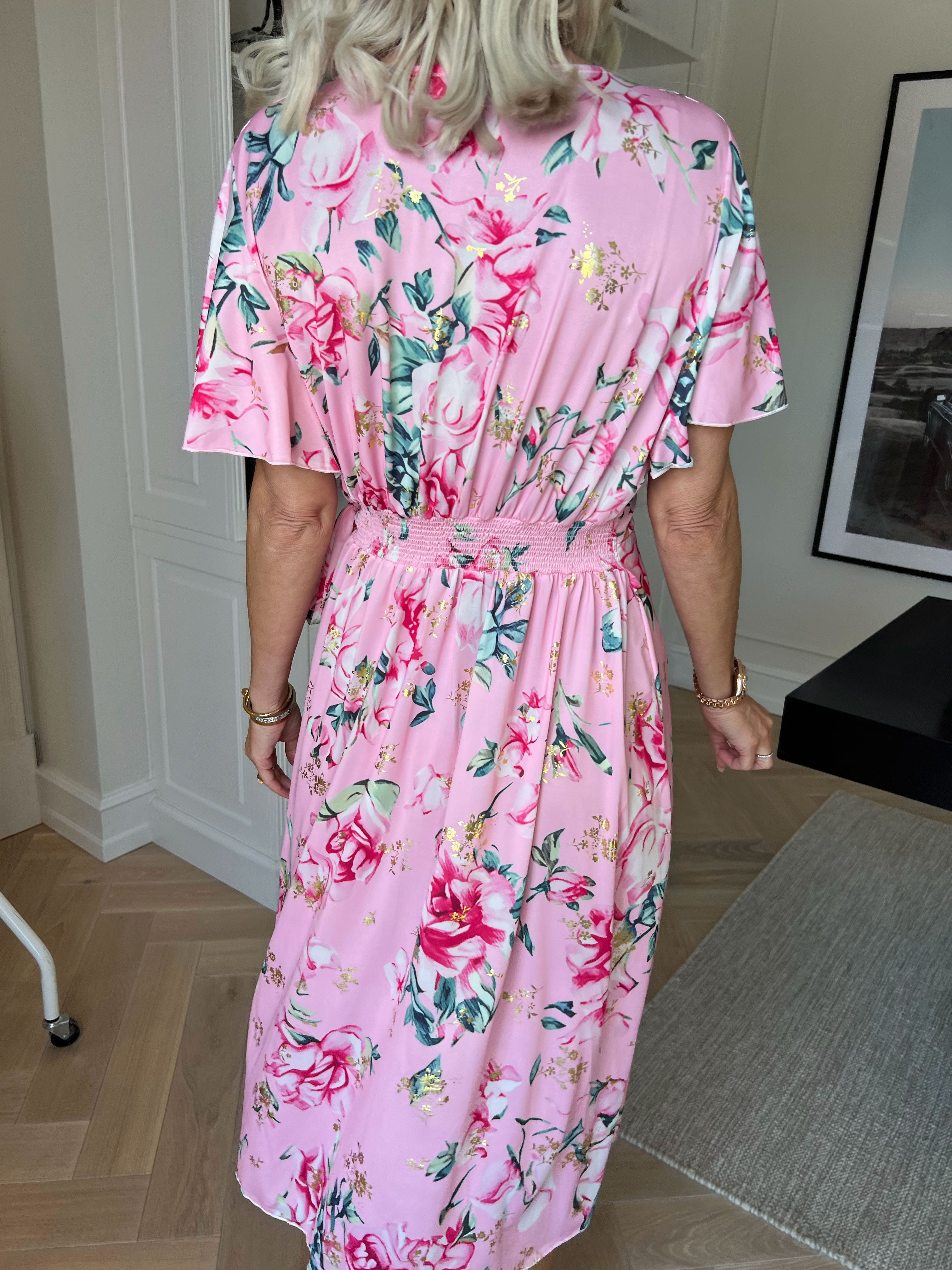 Savina Rose S/S - Blomstret elastisk kjole i slå-om-look