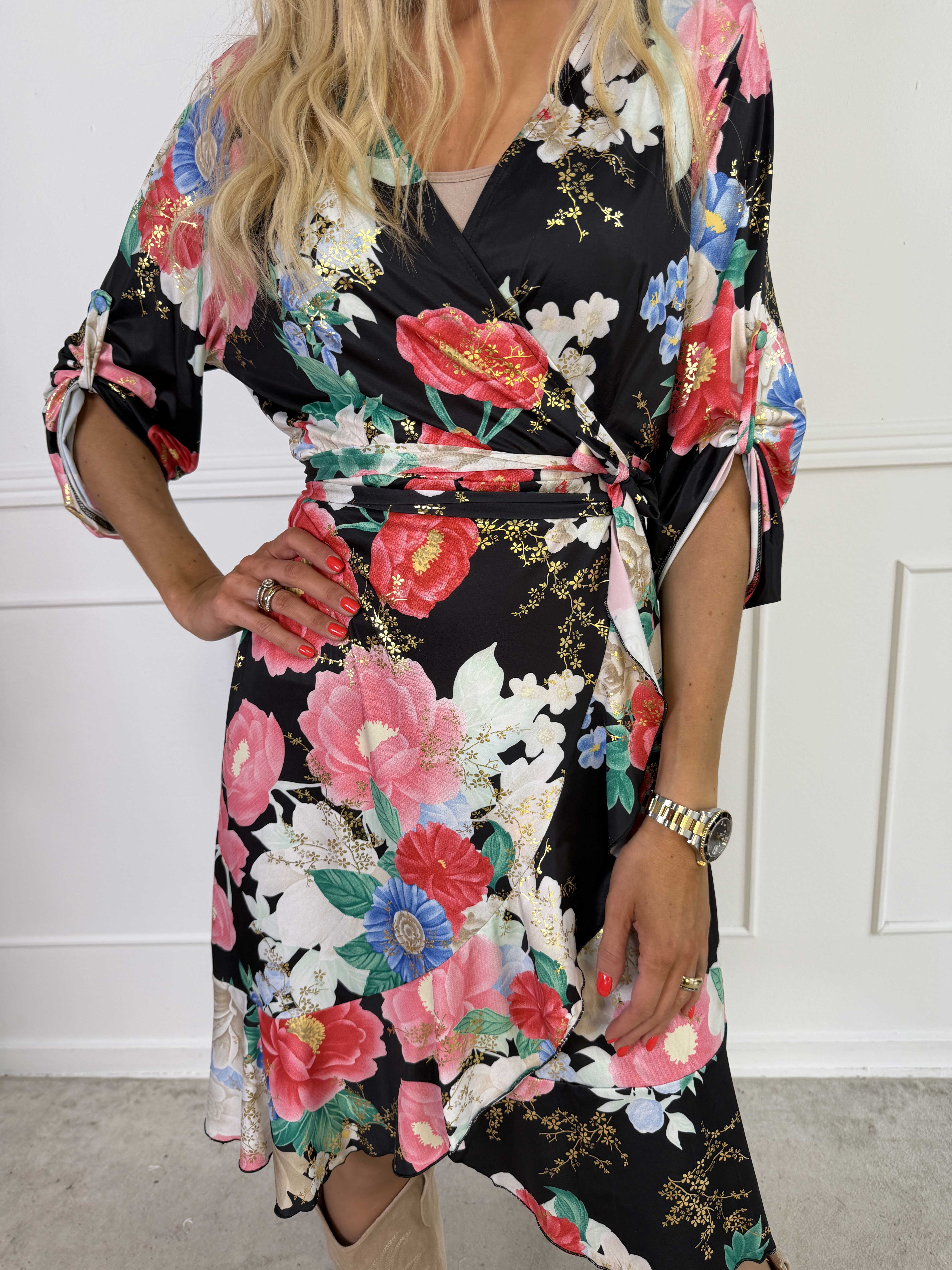 Savina Flower - Blomstret elastisk langærmet kjole i slå-om-look