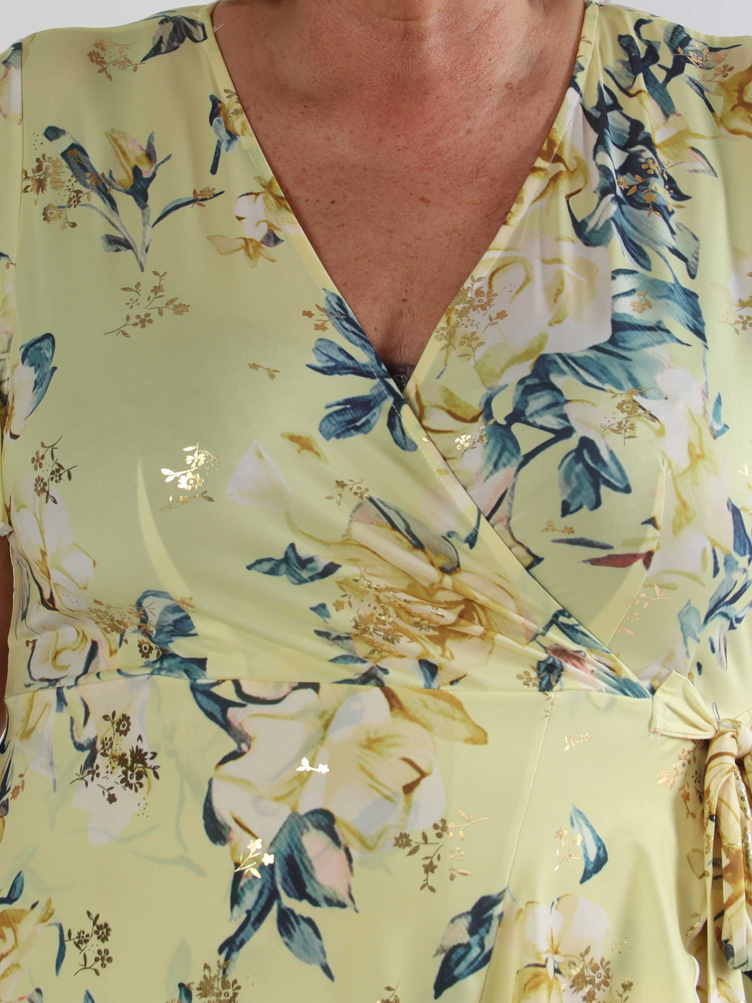 Savina Rose S/S - Blomstret elastisk plus size kjole i slå-om-look