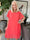 Scarlett - Kjole i plisseret chiffon med fin blomst ved skulderen