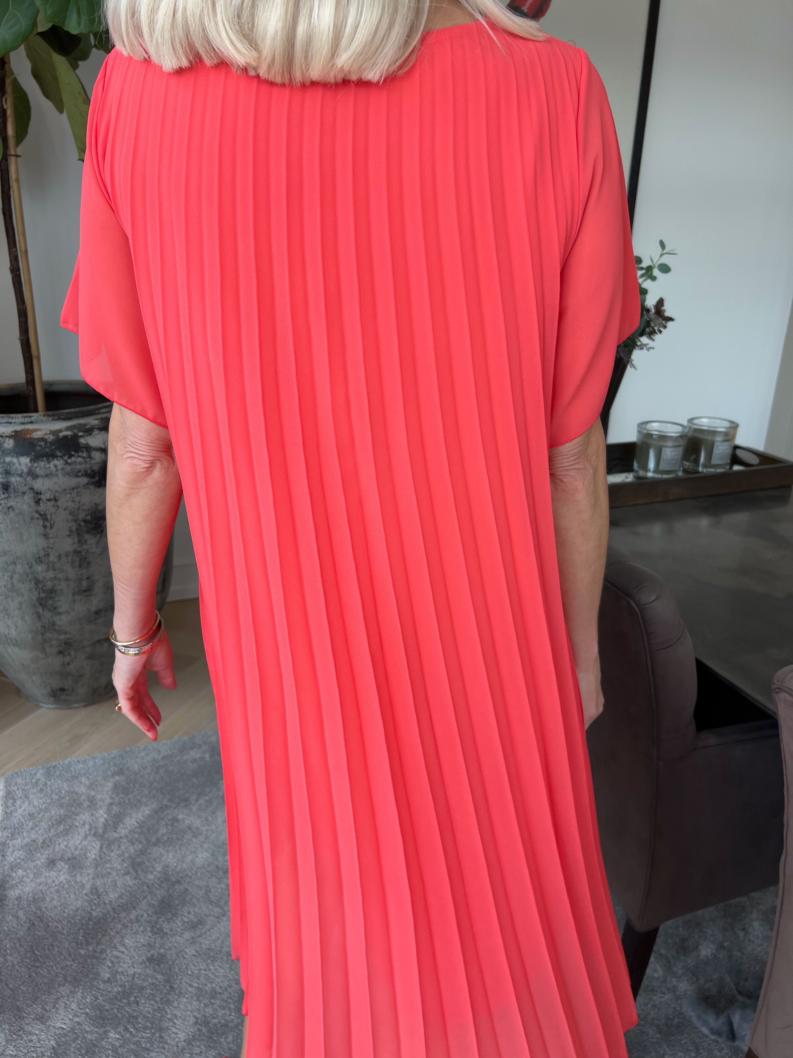 Scarlett - Kjole i plisseret chiffon med fin blomst ved skulderen