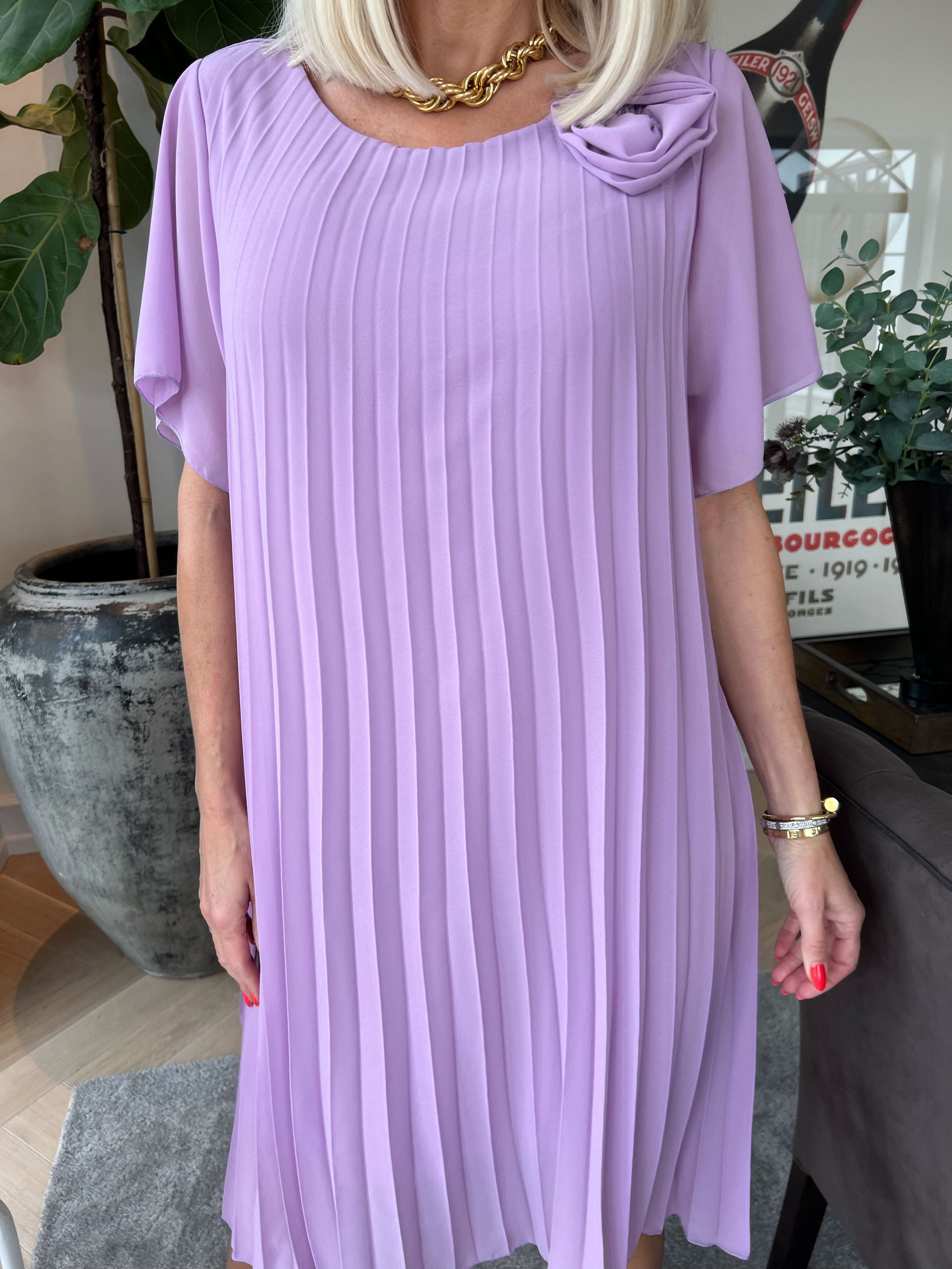 Scarlett - Kjole i plisseret chiffon med fin blomst ved skulderen