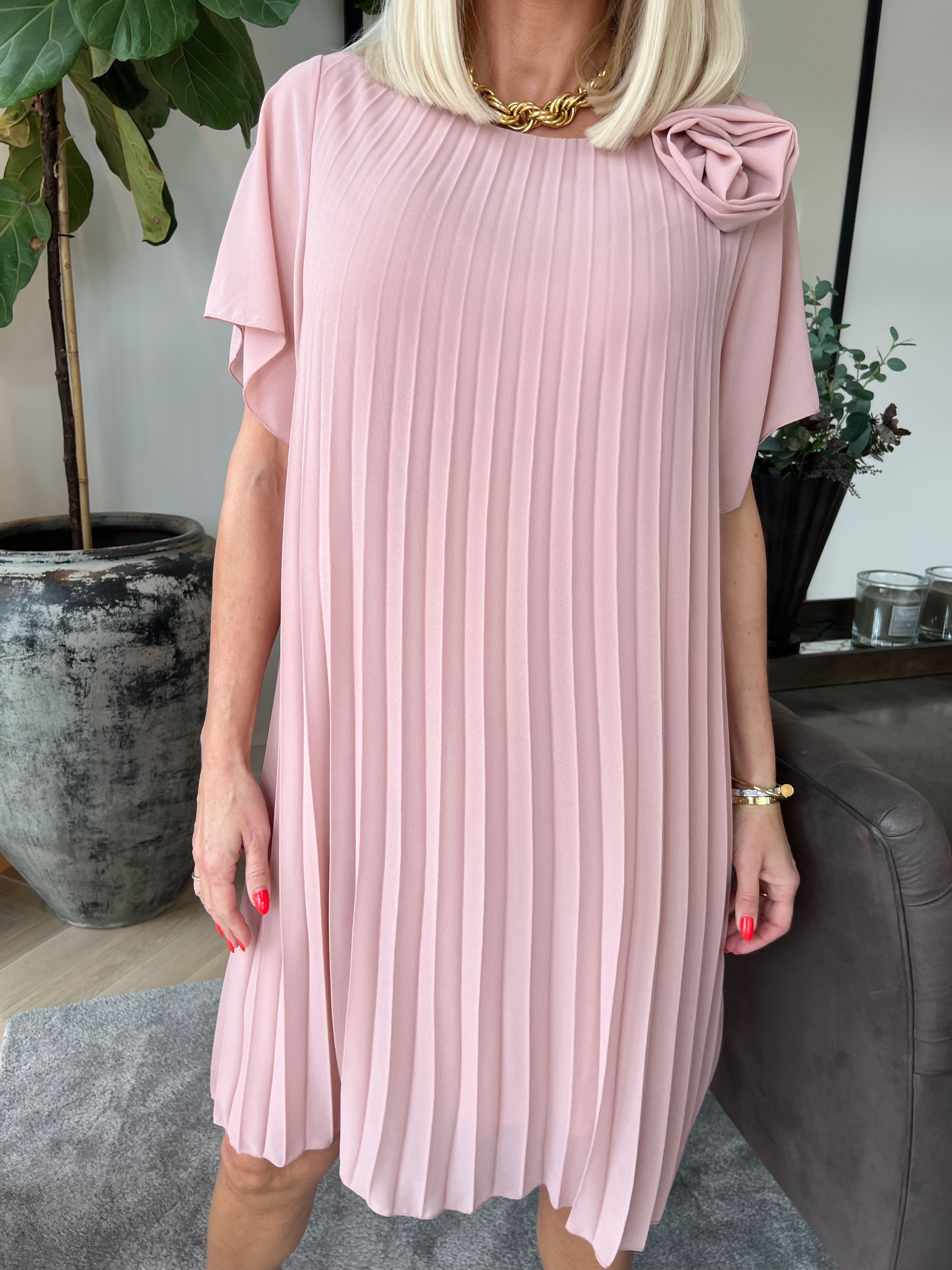 Scarlett - Kjole i plisseret chiffon med fin blomst ved skulderen