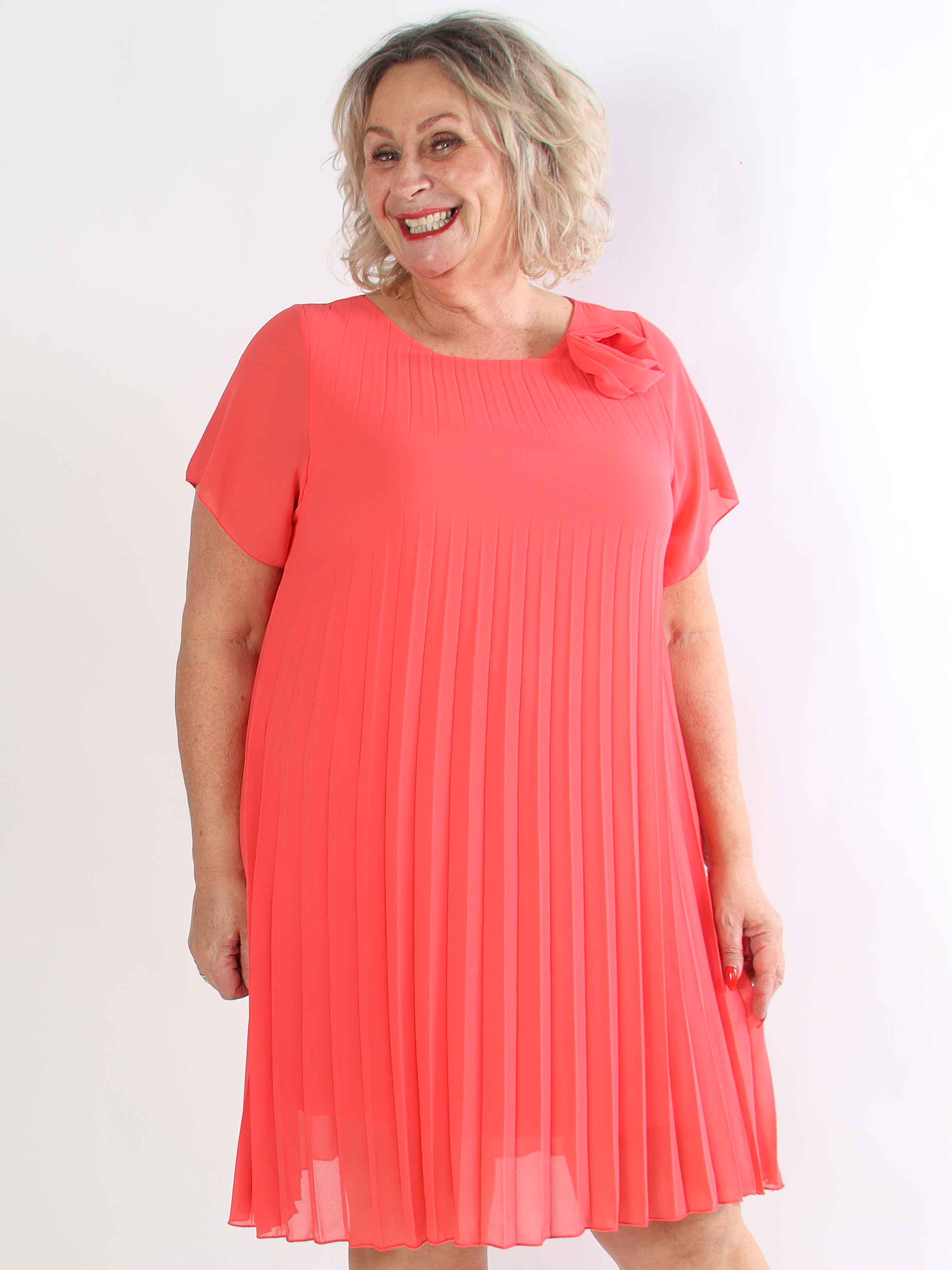 Scarlett - Plus size kjole i plisseret chiffon med fin blomst ved skulderen