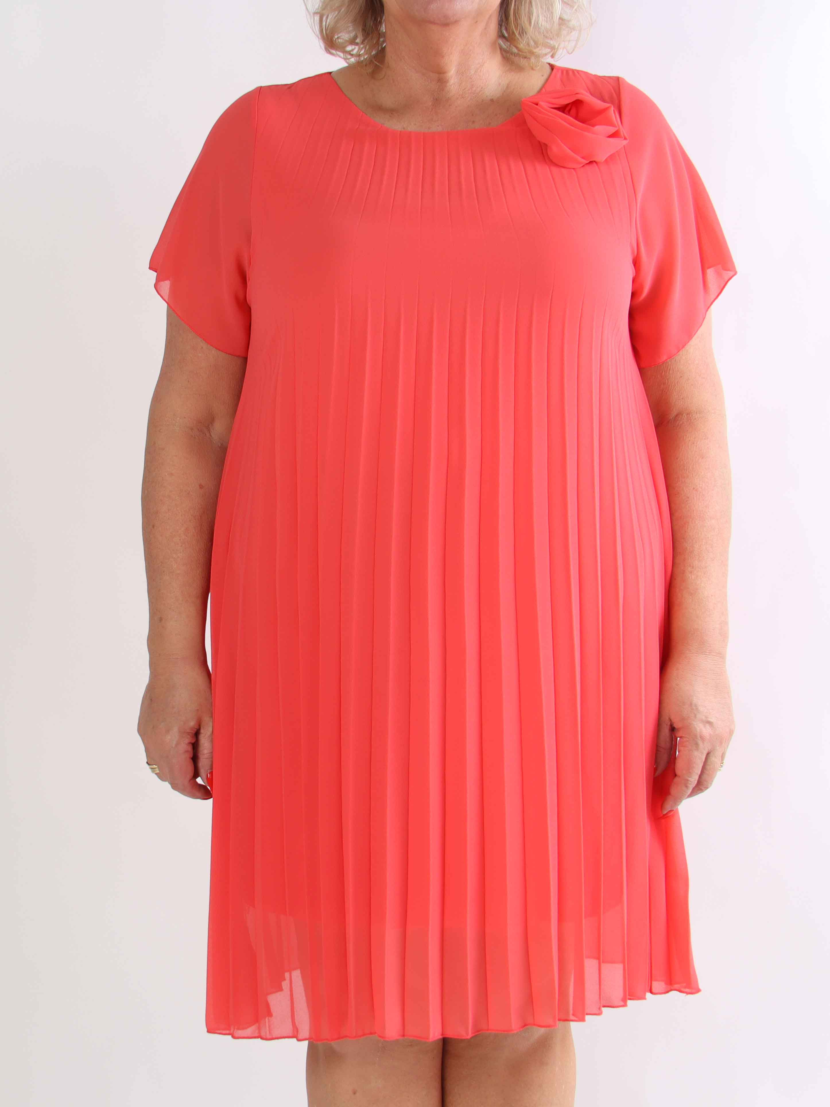 Scarlett - Plus size kjole i plisseret chiffon med fin blomst ved skulderen