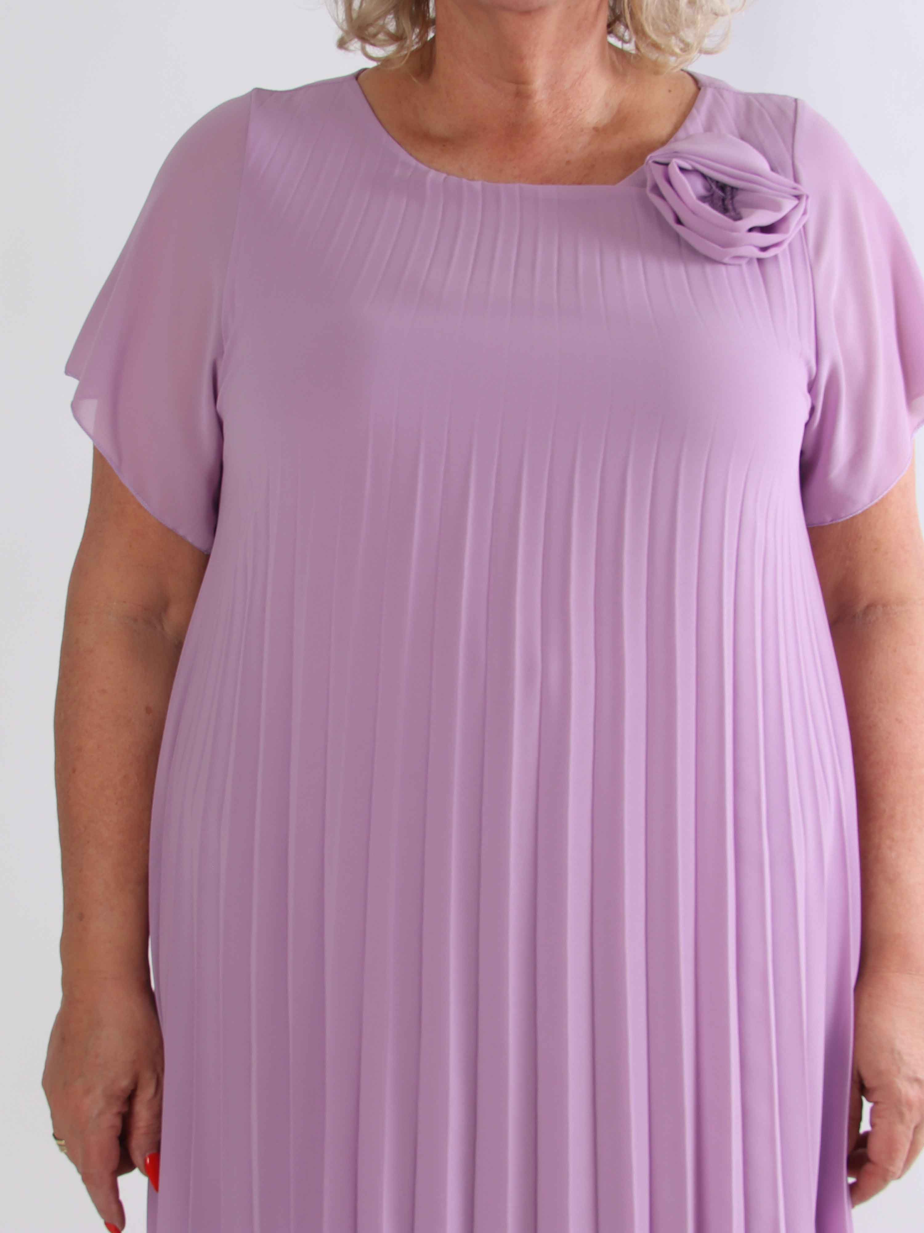 Scarlett - Plus size kjole i plisseret chiffon med fin blomst ved skulderen