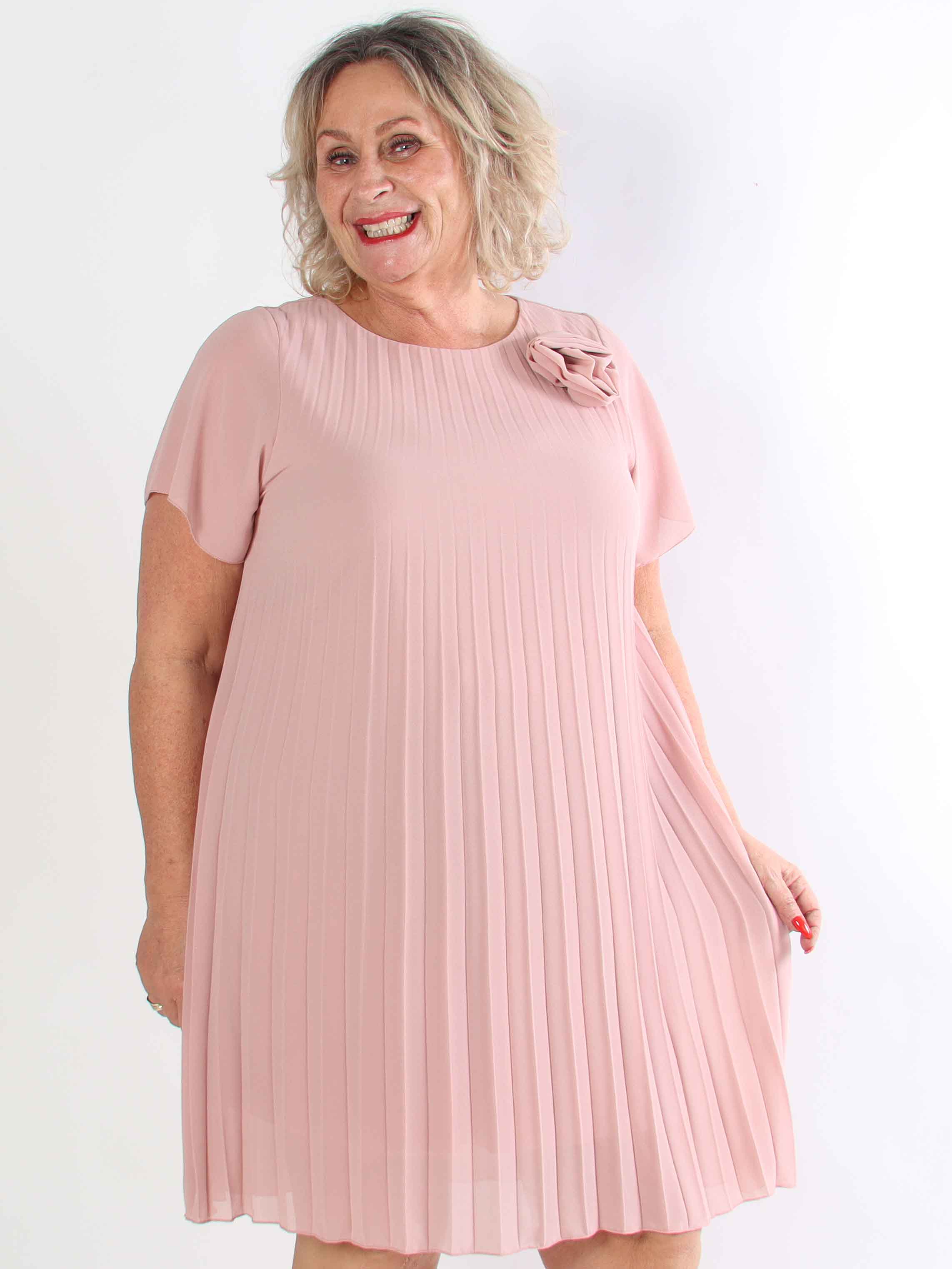 Scarlett - Plus size kjole i plisseret chiffon med fin blomst ved skulderen