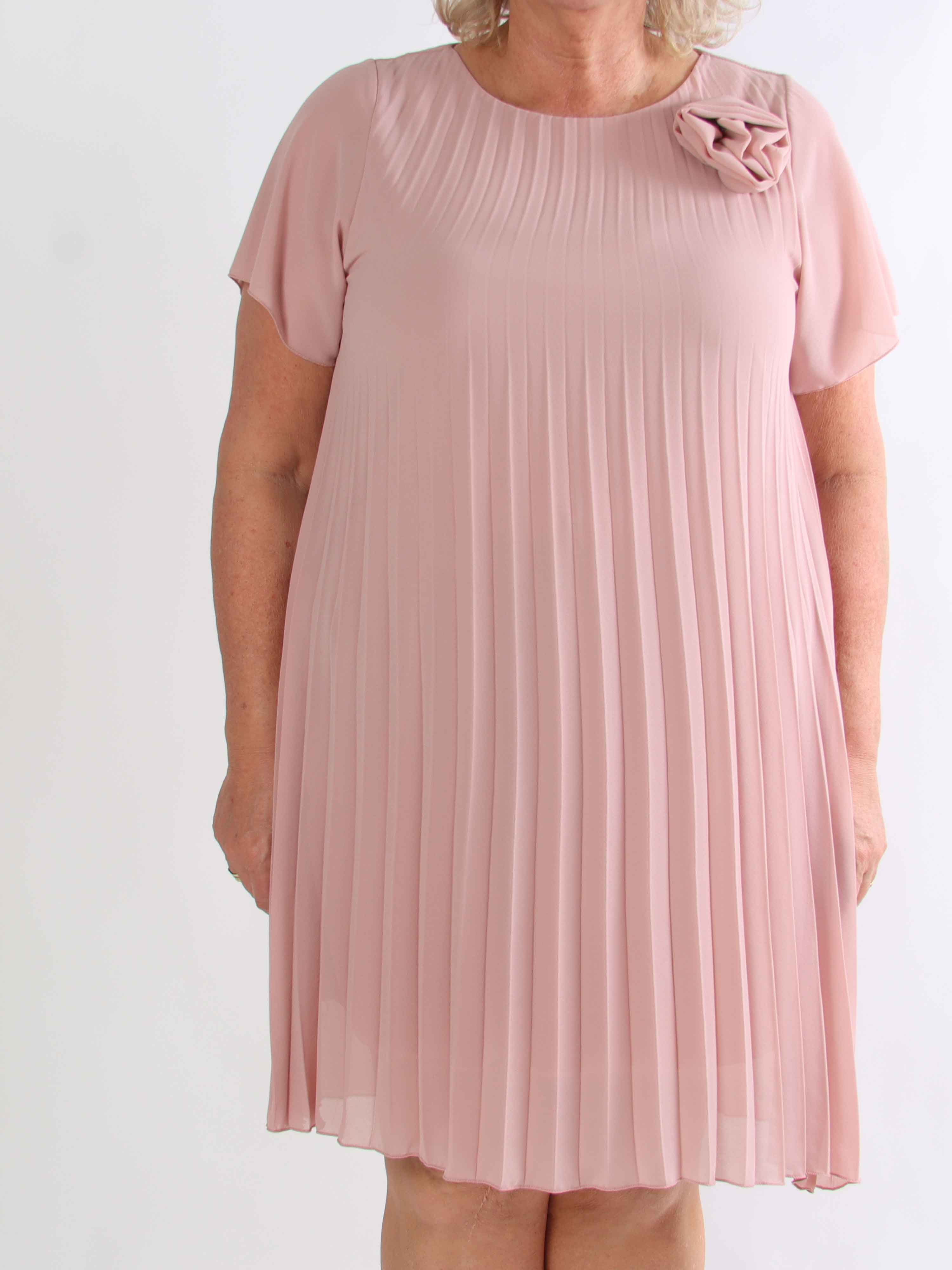 Scarlett - Plus size kjole i plisseret chiffon med fin blomst ved skulderen