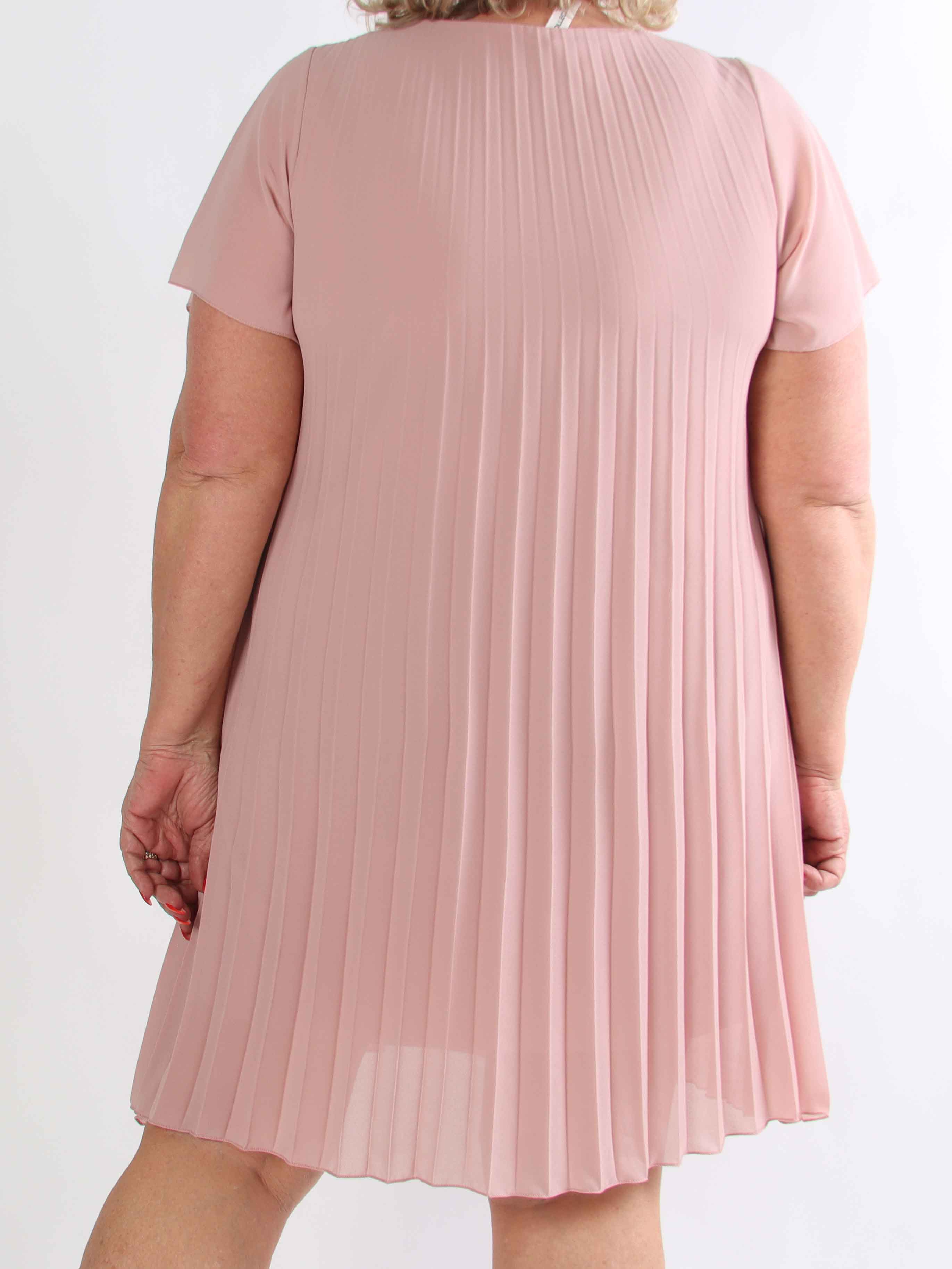 Scarlett - Plus size kjole i plisseret chiffon med fin blomst ved skulderen