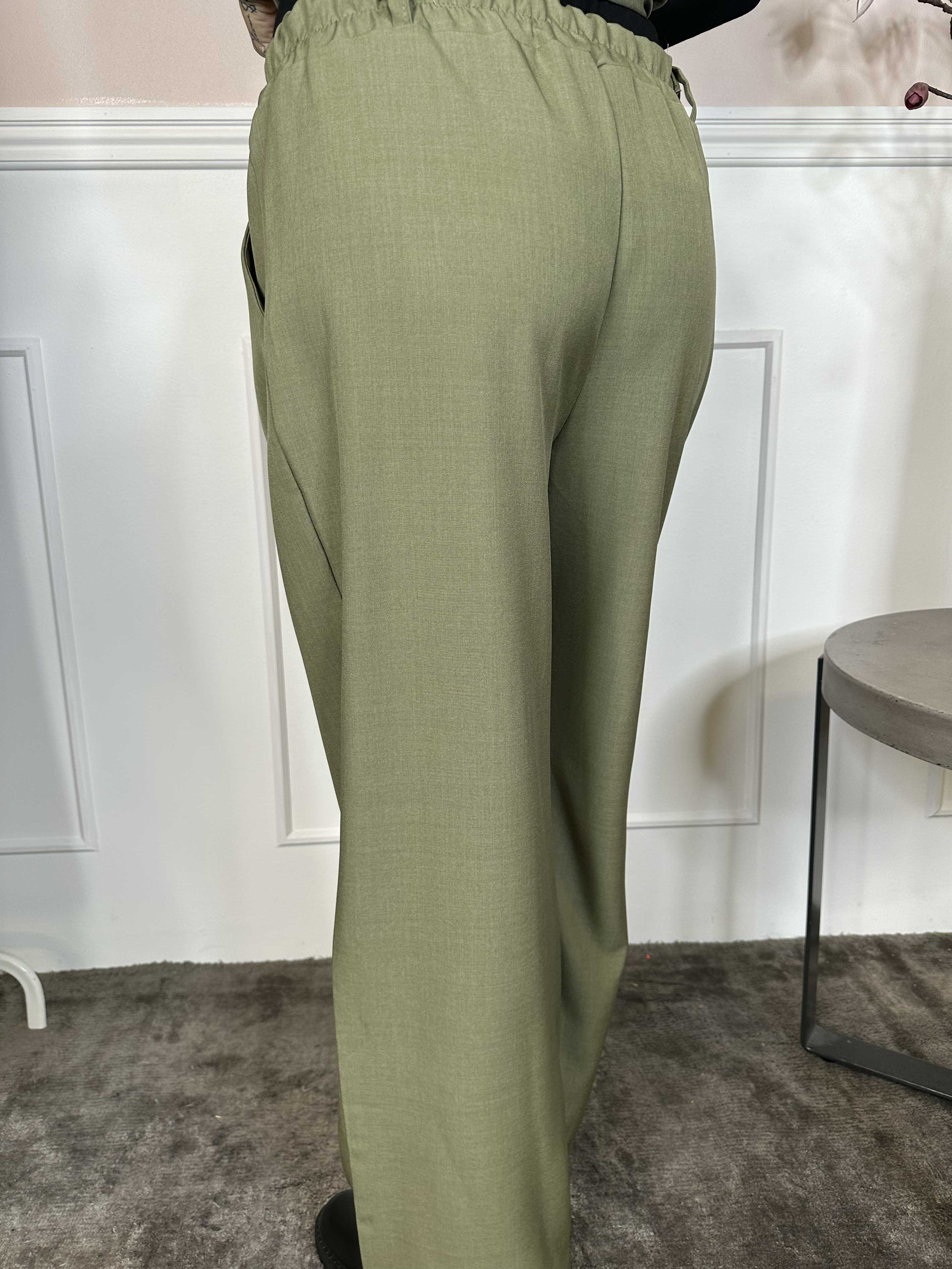 Shadia Pants - Ensfarvet habitbukser med elastikkant bagpå