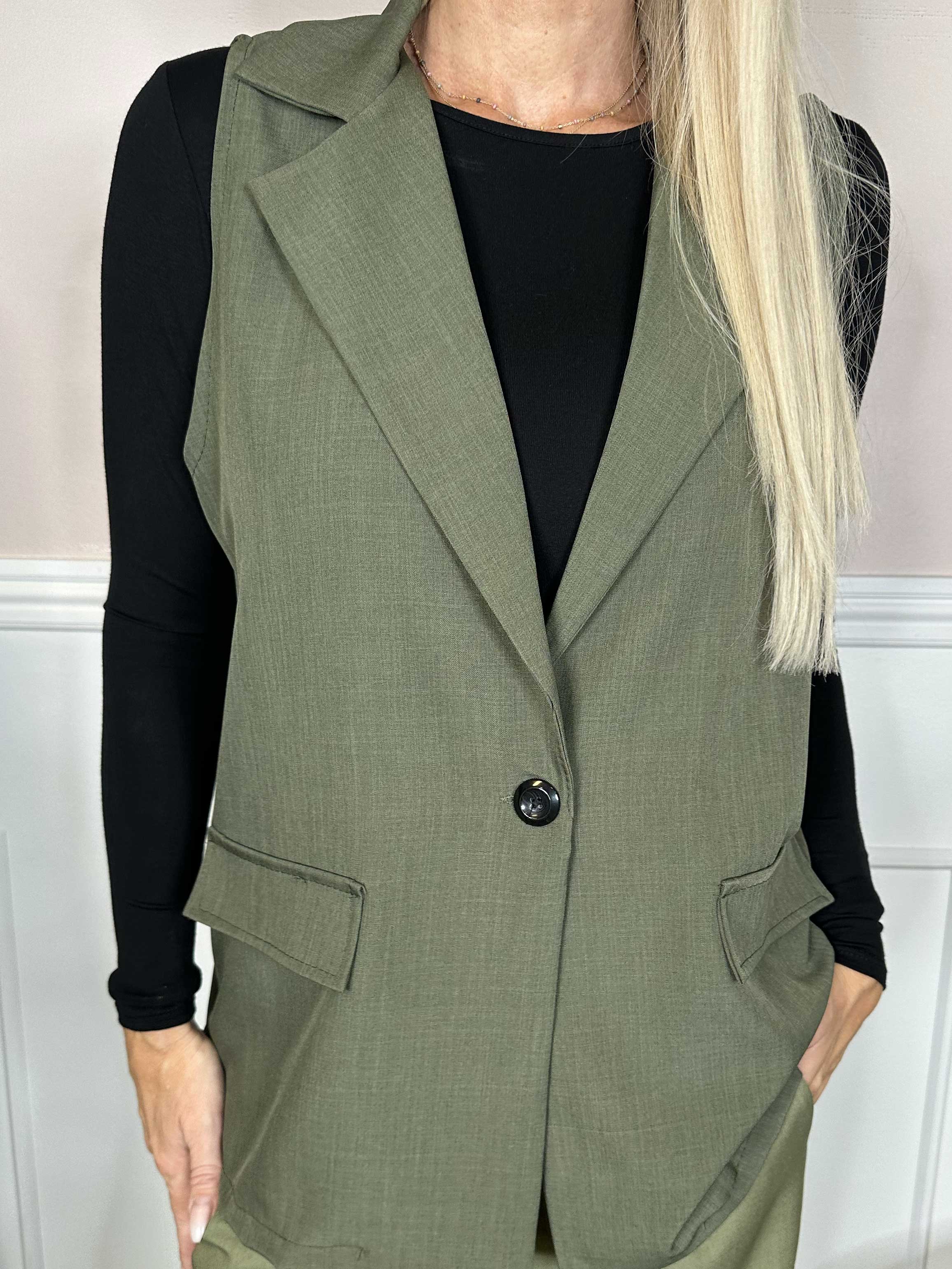 Shadia Vest - Ensfarvet habitvest med knap