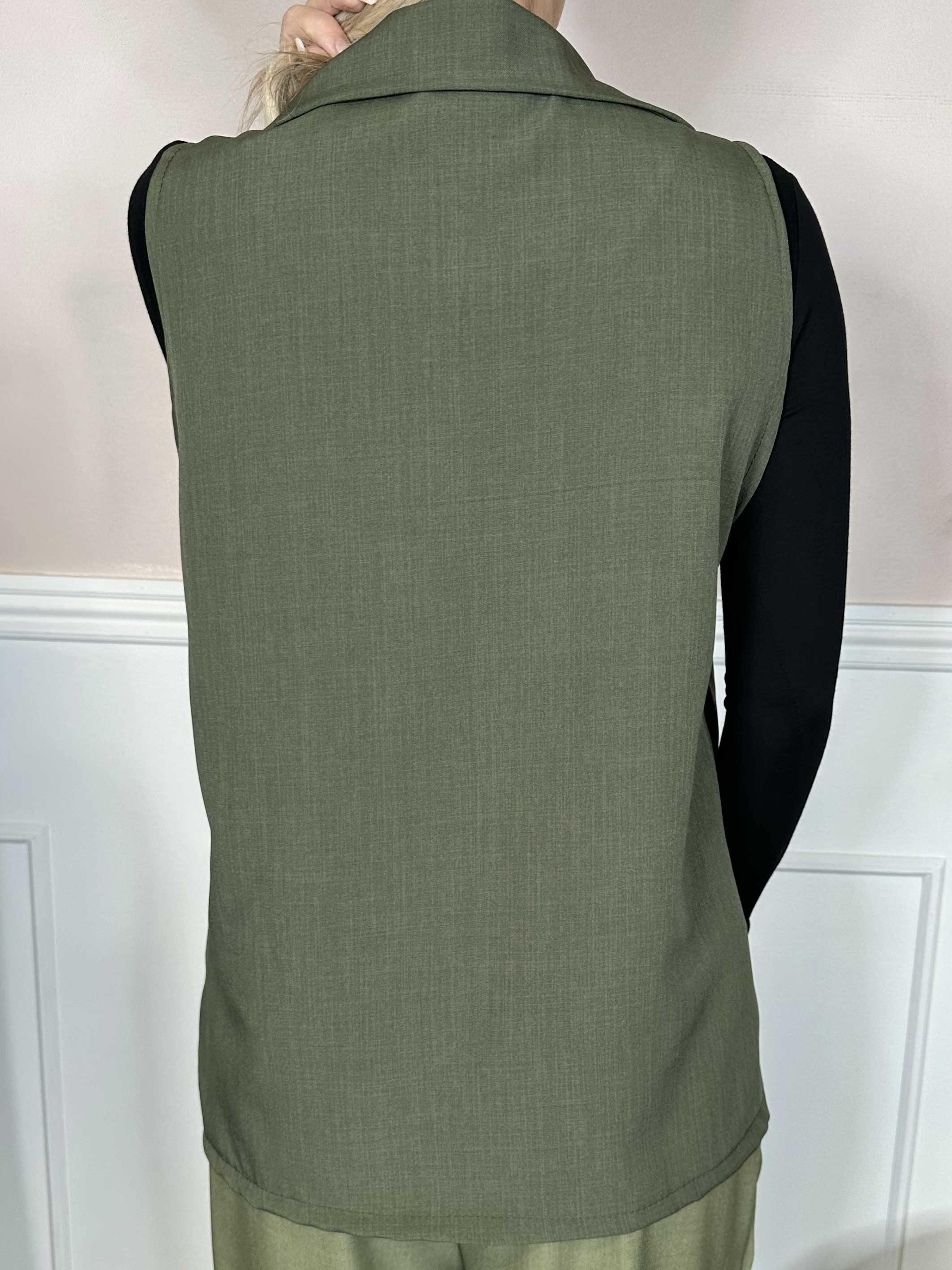 Shadia Vest - Ensfarvet habitvest med knap