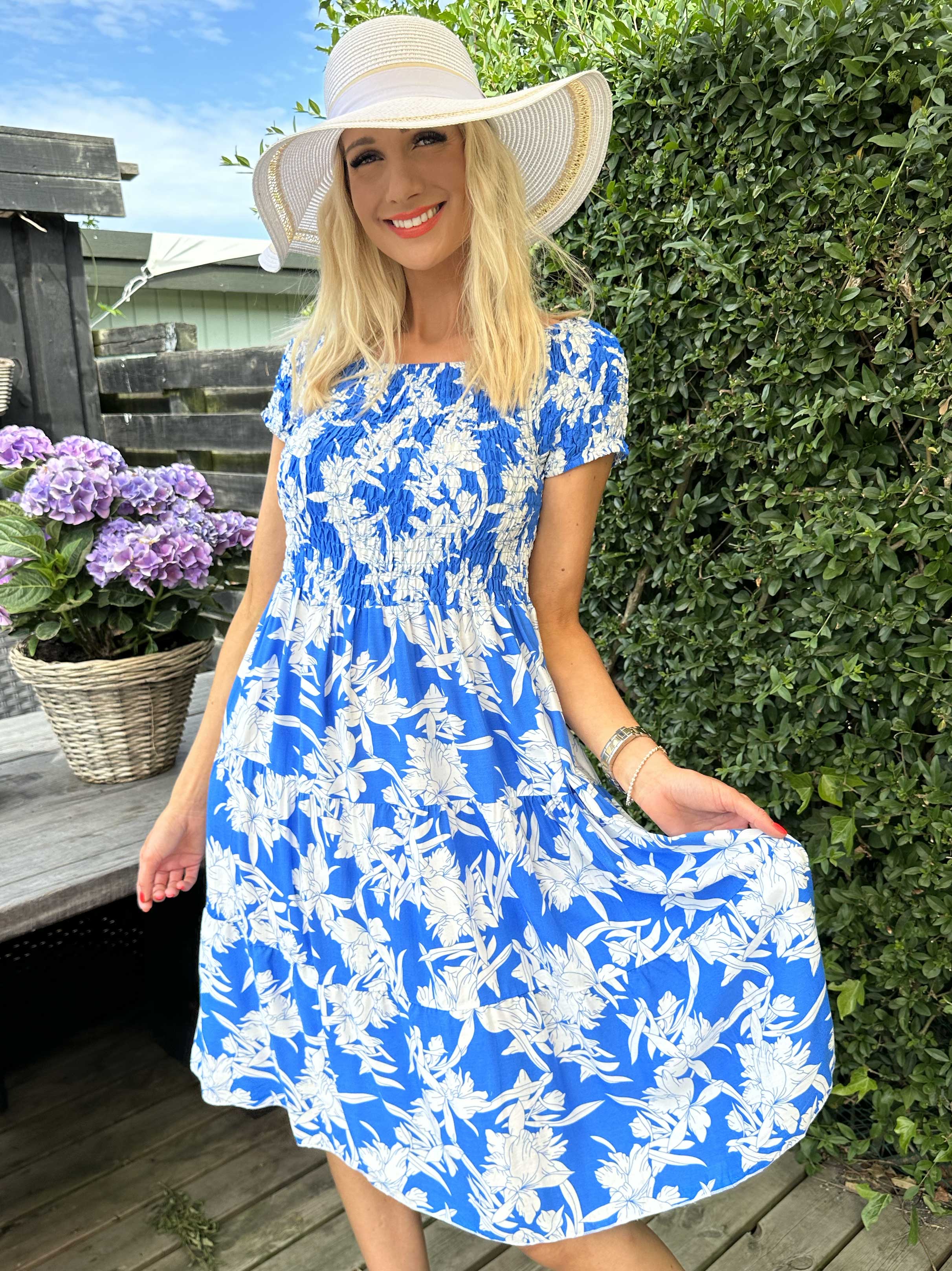 Shannon - Fin kjole med blomsterprint og smock ved brystet