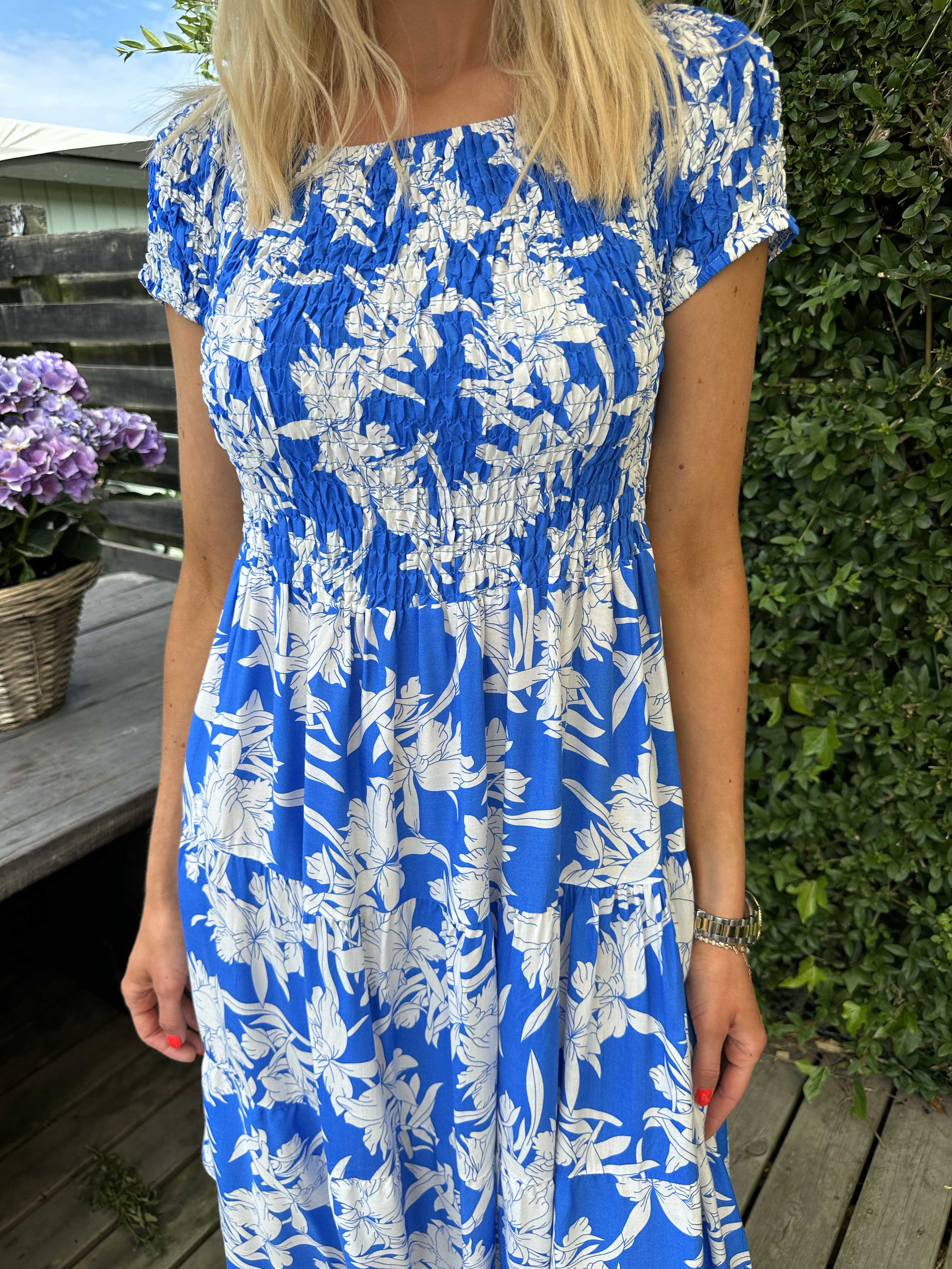 Shannon - Fin kjole med blomsterprint og smock ved brystet