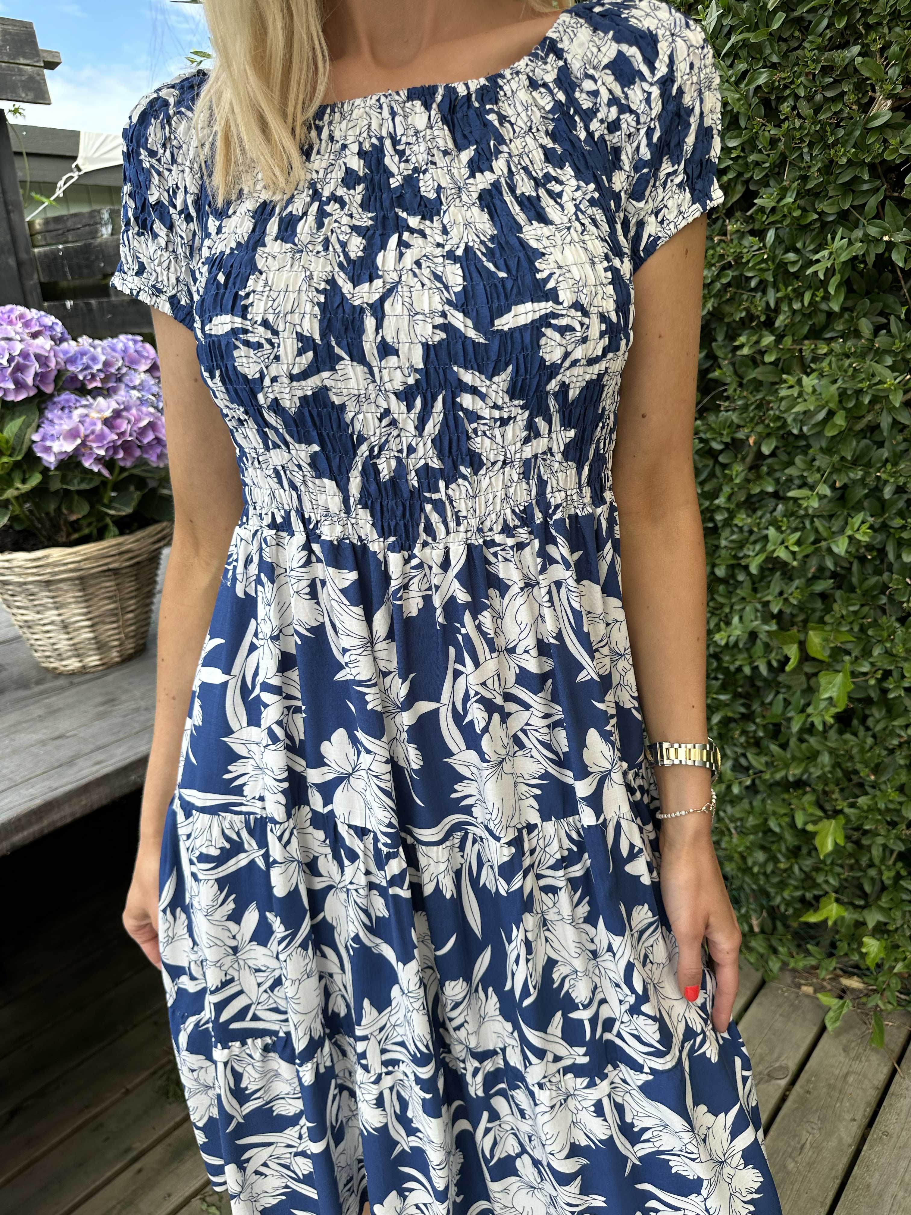 Shannon - Fin kjole med blomsterprint og smock ved brystet