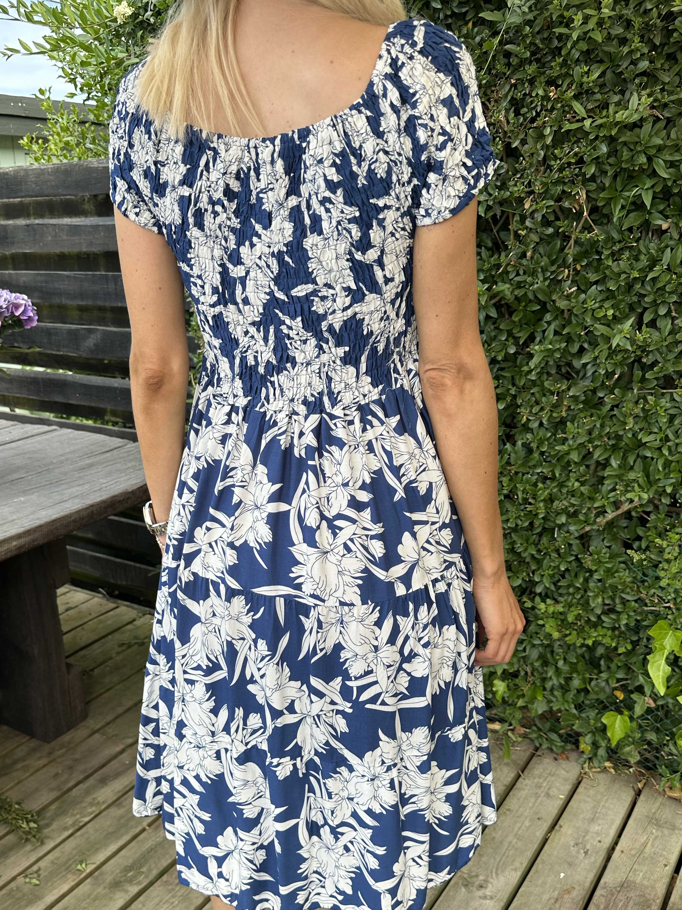 Shannon - Fin kjole med blomsterprint og smock ved brystet