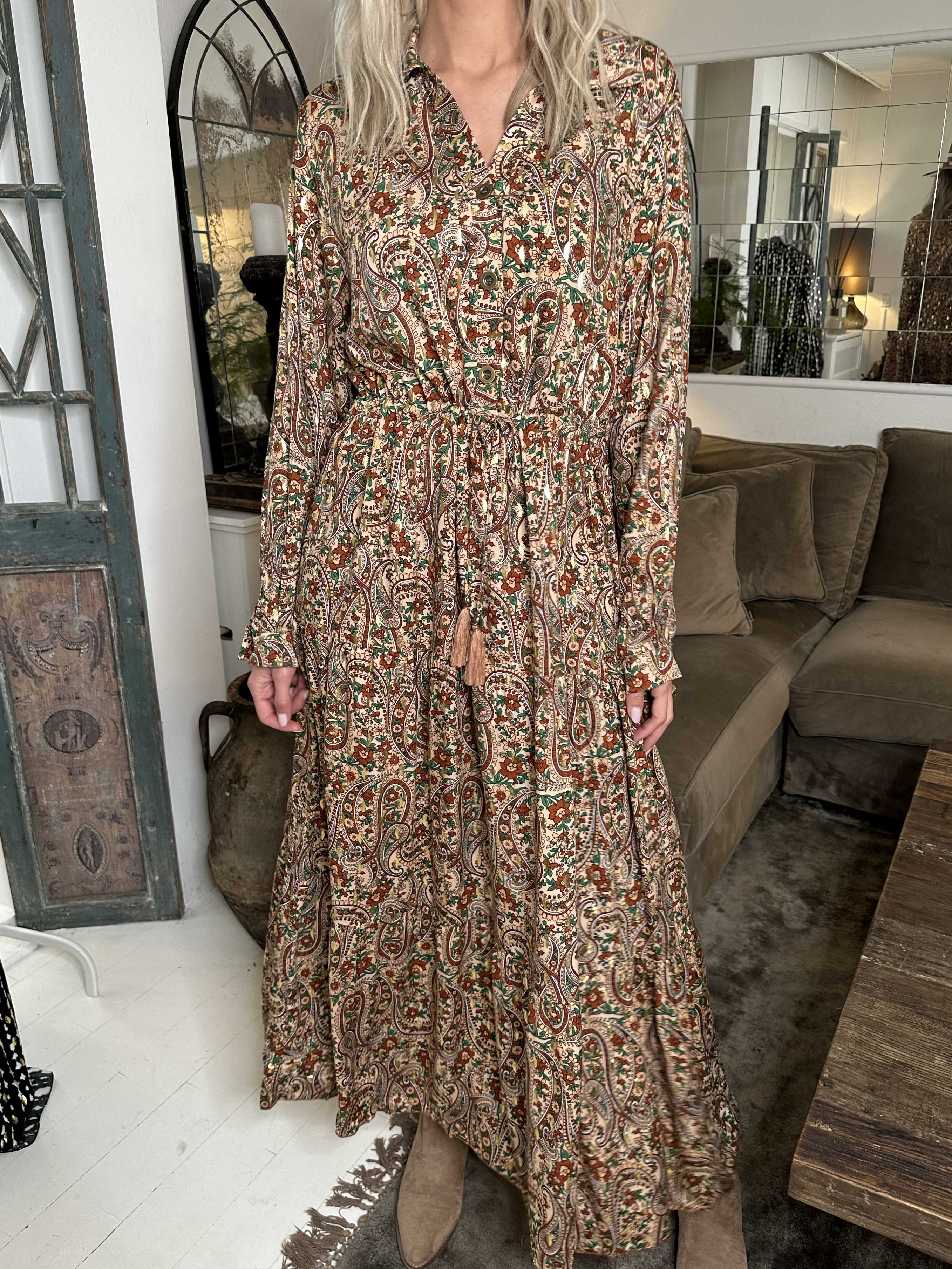 Shelly Paisley - Lang mønstret kjole i viskose med gulddetaljer