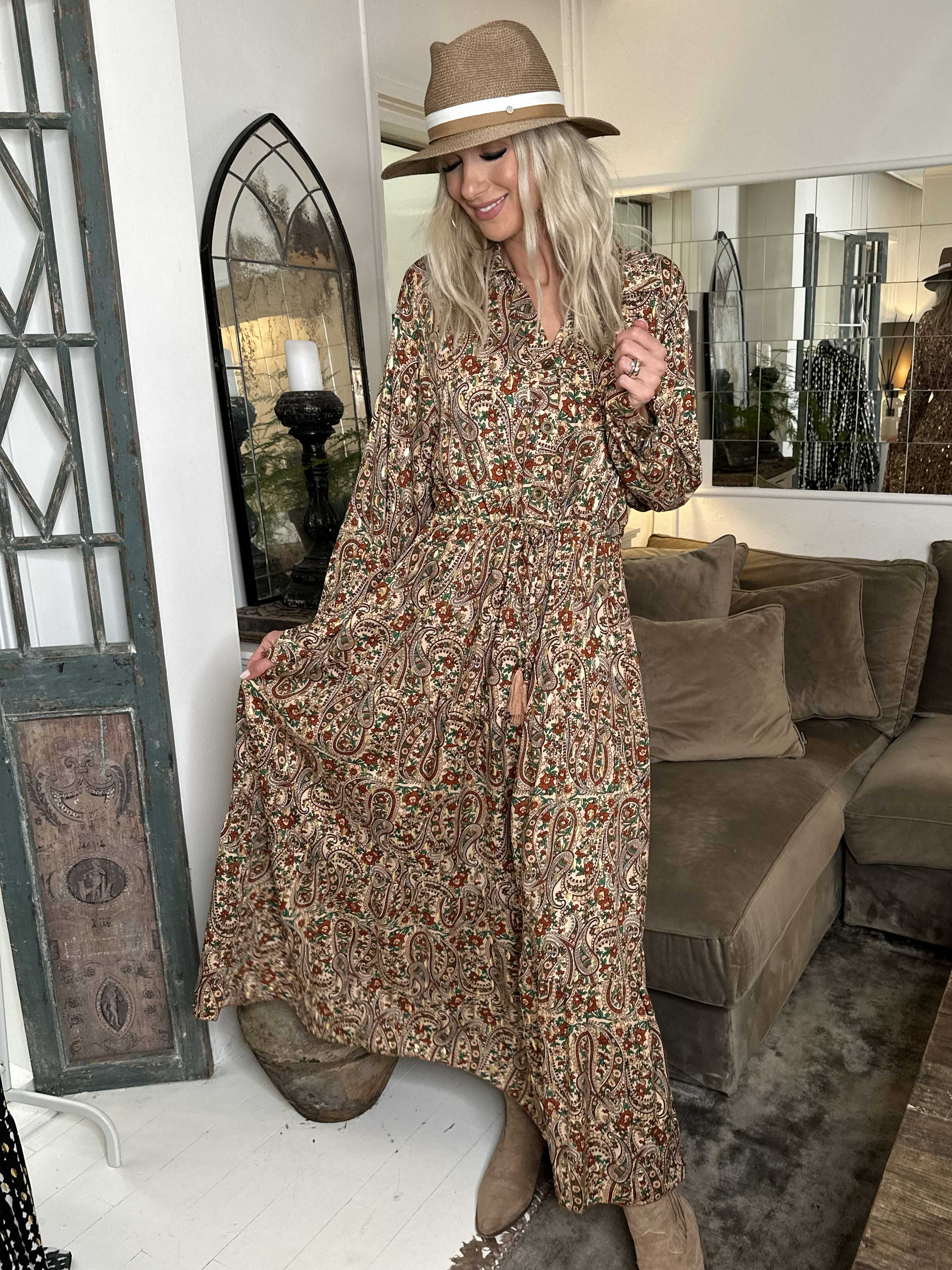 Shelly Paisley - Lang mønstret kjole i viskose med gulddetaljer