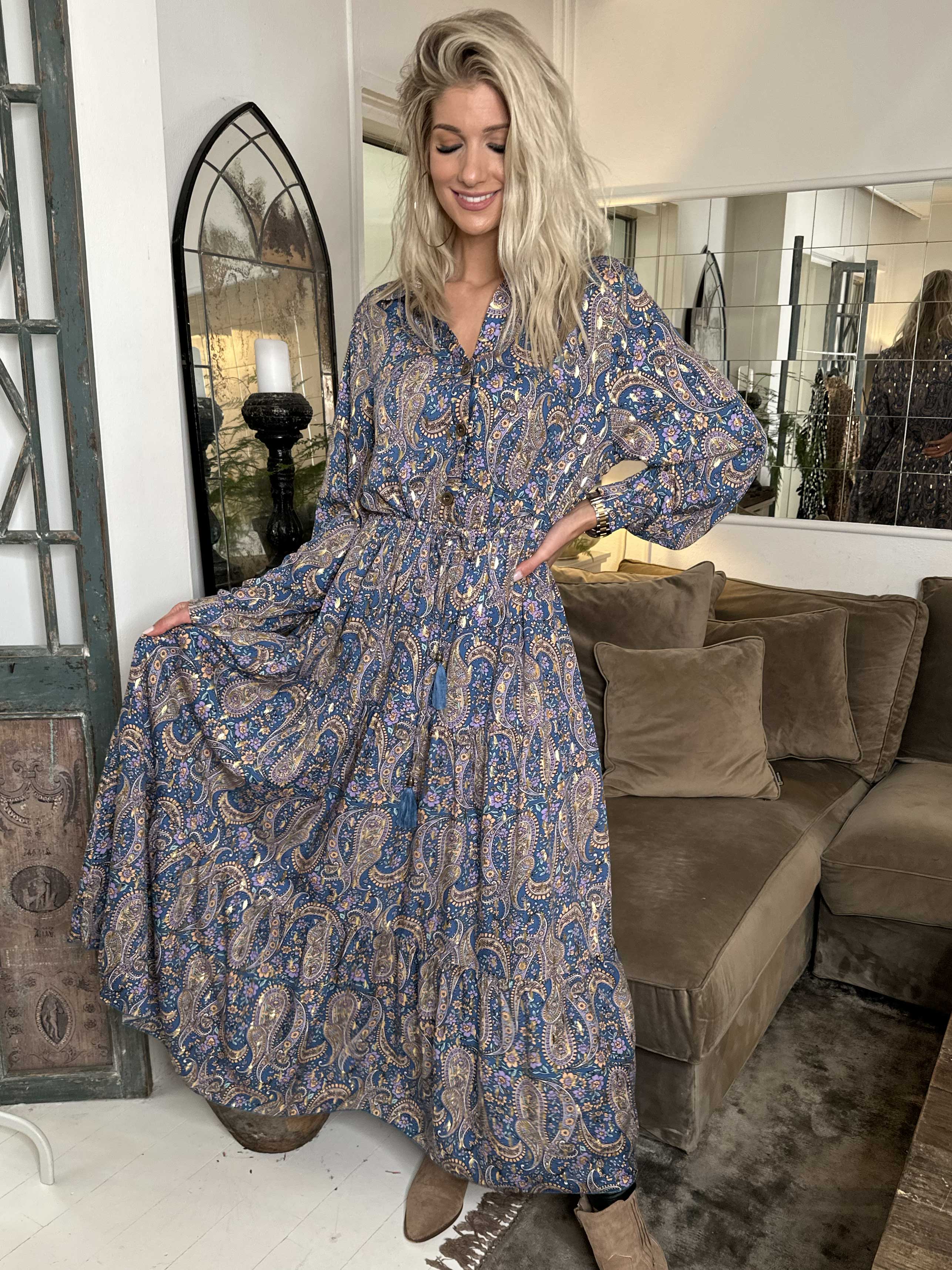 Shelly Paisley - Lang mønstret kjole i viskose med gulddetaljer