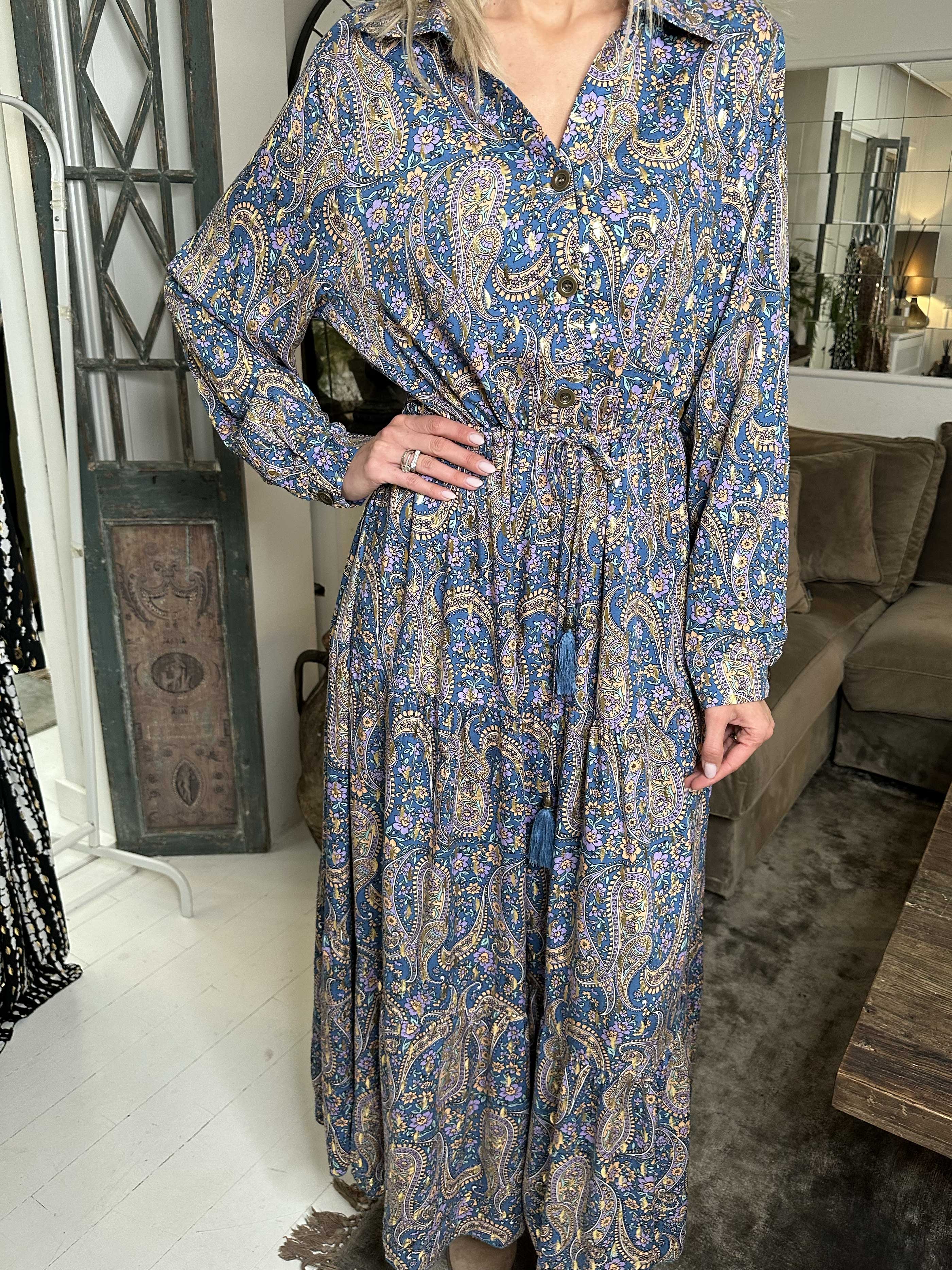 Shelly Paisley - Lang mønstret kjole i viskose med gulddetaljer