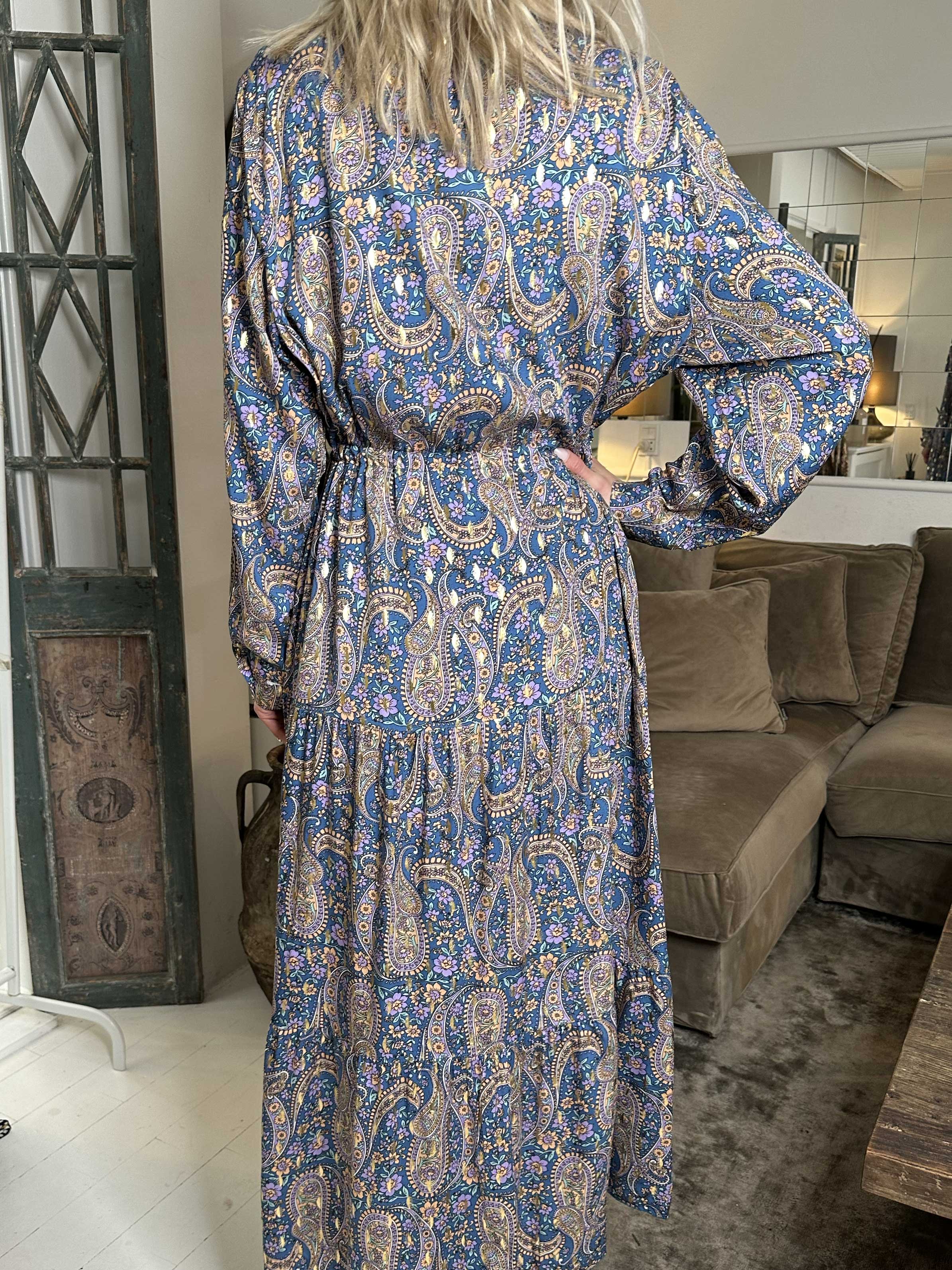 Shelly Paisley - Lang mønstret kjole i viskose med gulddetaljer