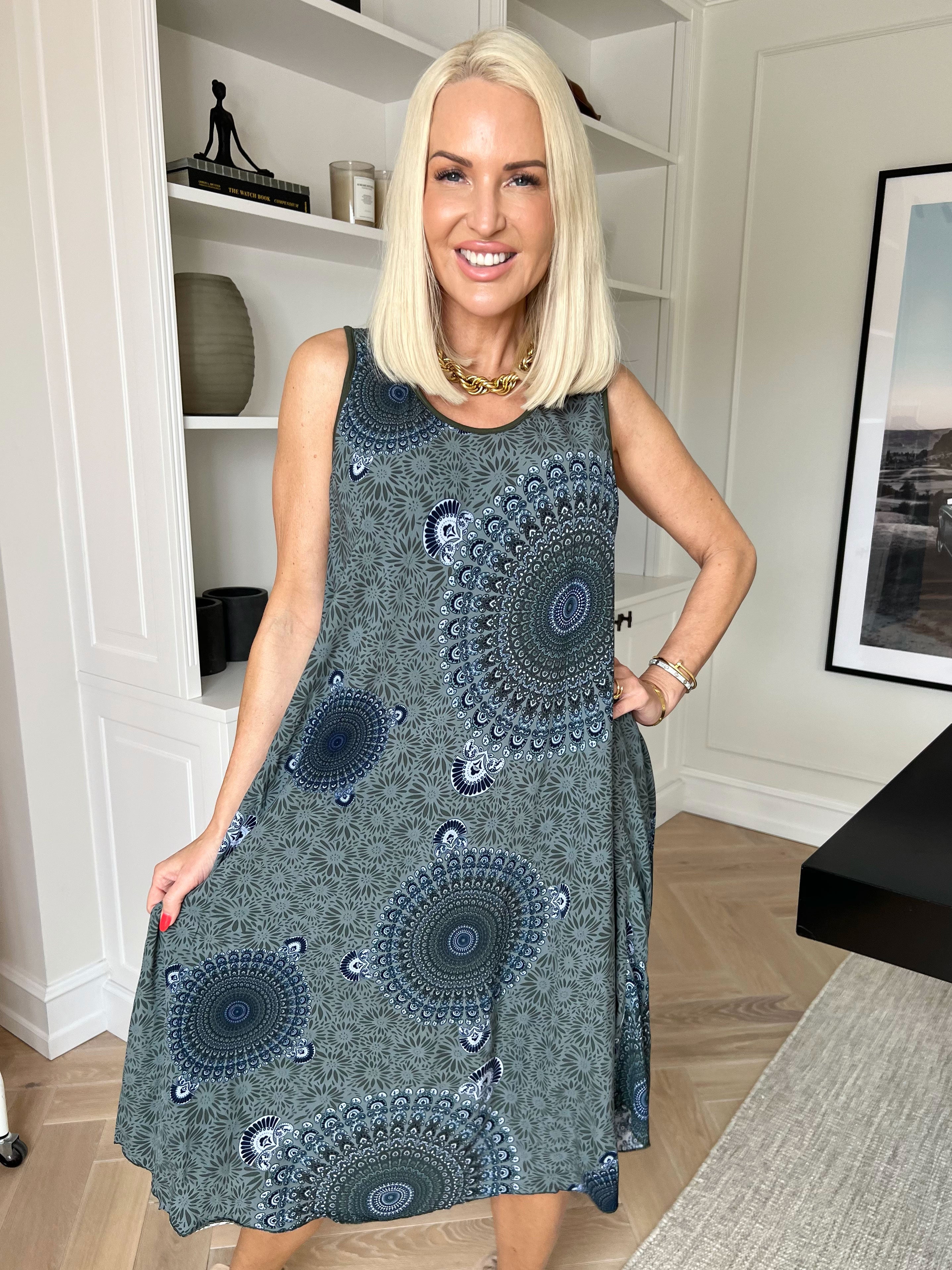 Sienna - Mønstret kjole i blød viskose med flatterende A-facon