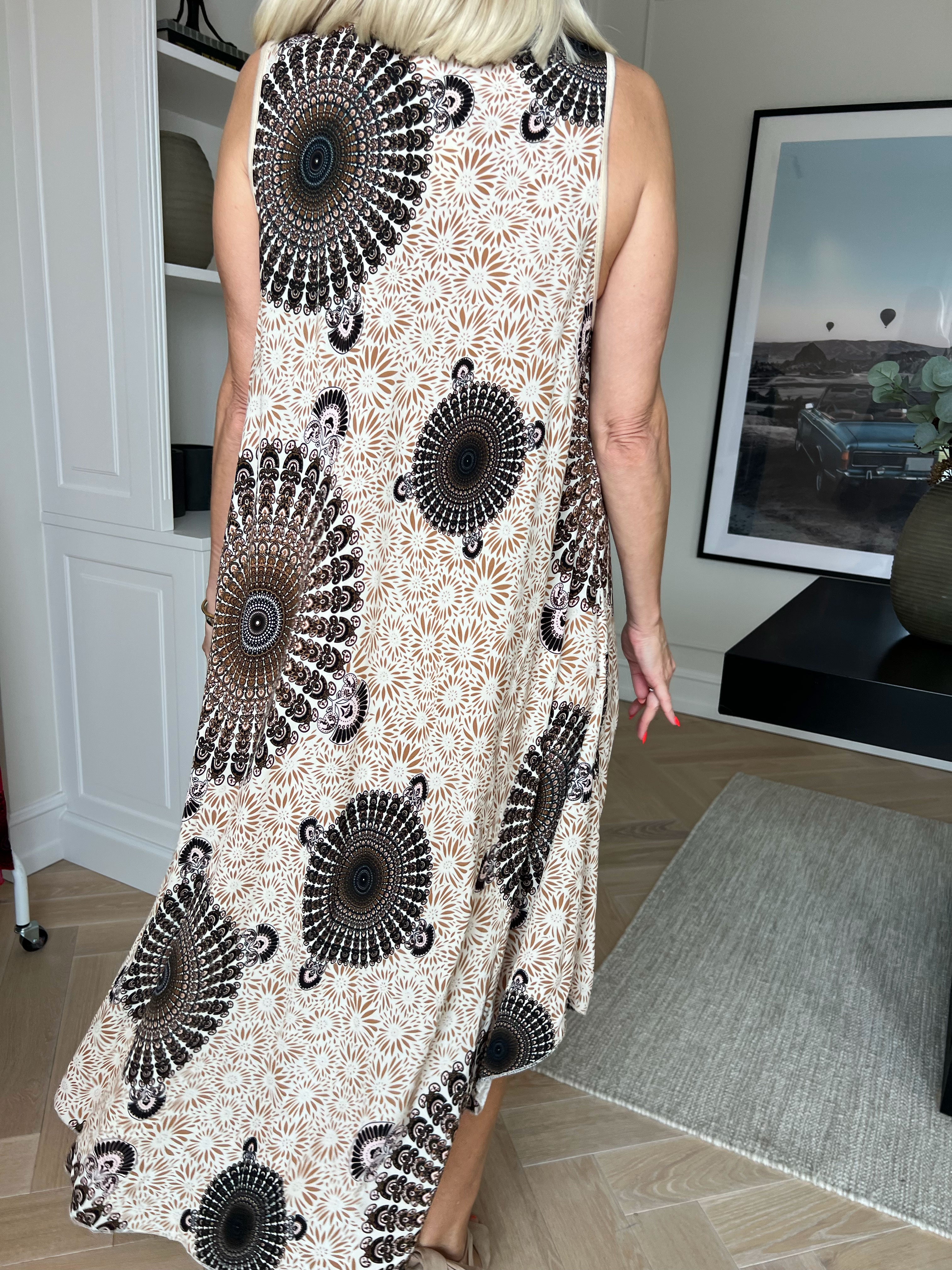 Sienna - Mønstret kjole i blød viskose med flatterende A-facon