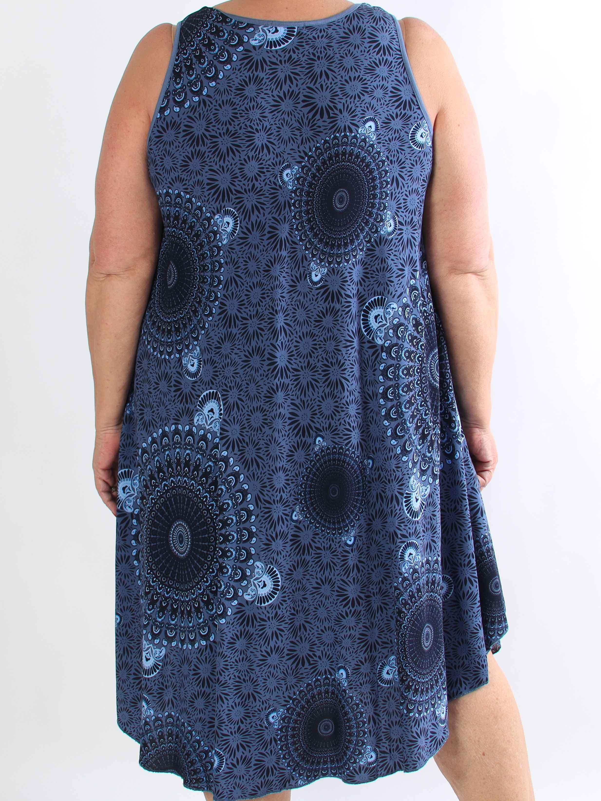 Sienna - Mønstret plus size kjole i blød viskose med flatterende A-facon