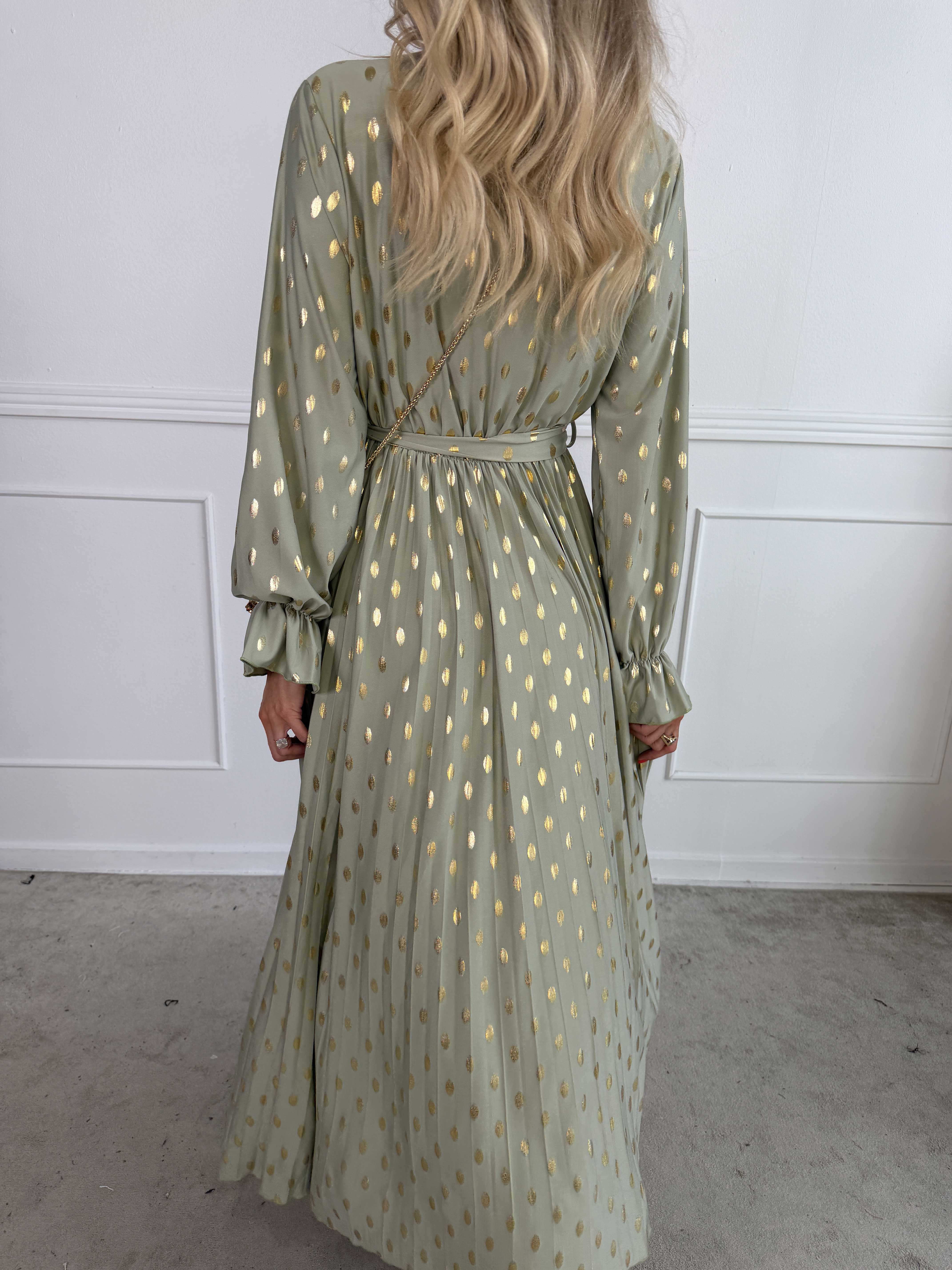 Silvija Dot - Lang elastisk kjole med guld dutter og plisseret skørt