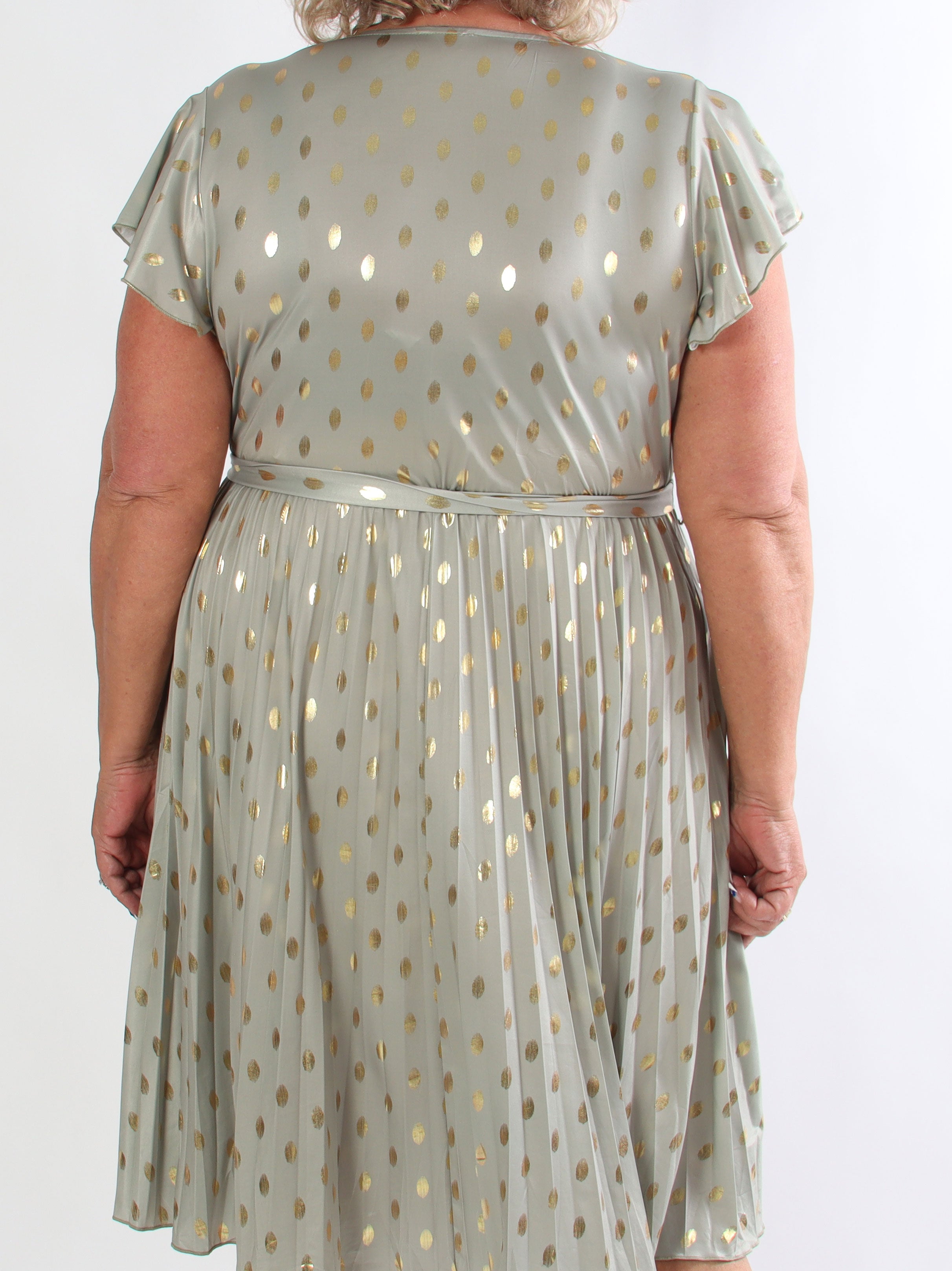 Silvija Dot Short - Elastisk plus size kjole med plisseret skørt og guld dutter