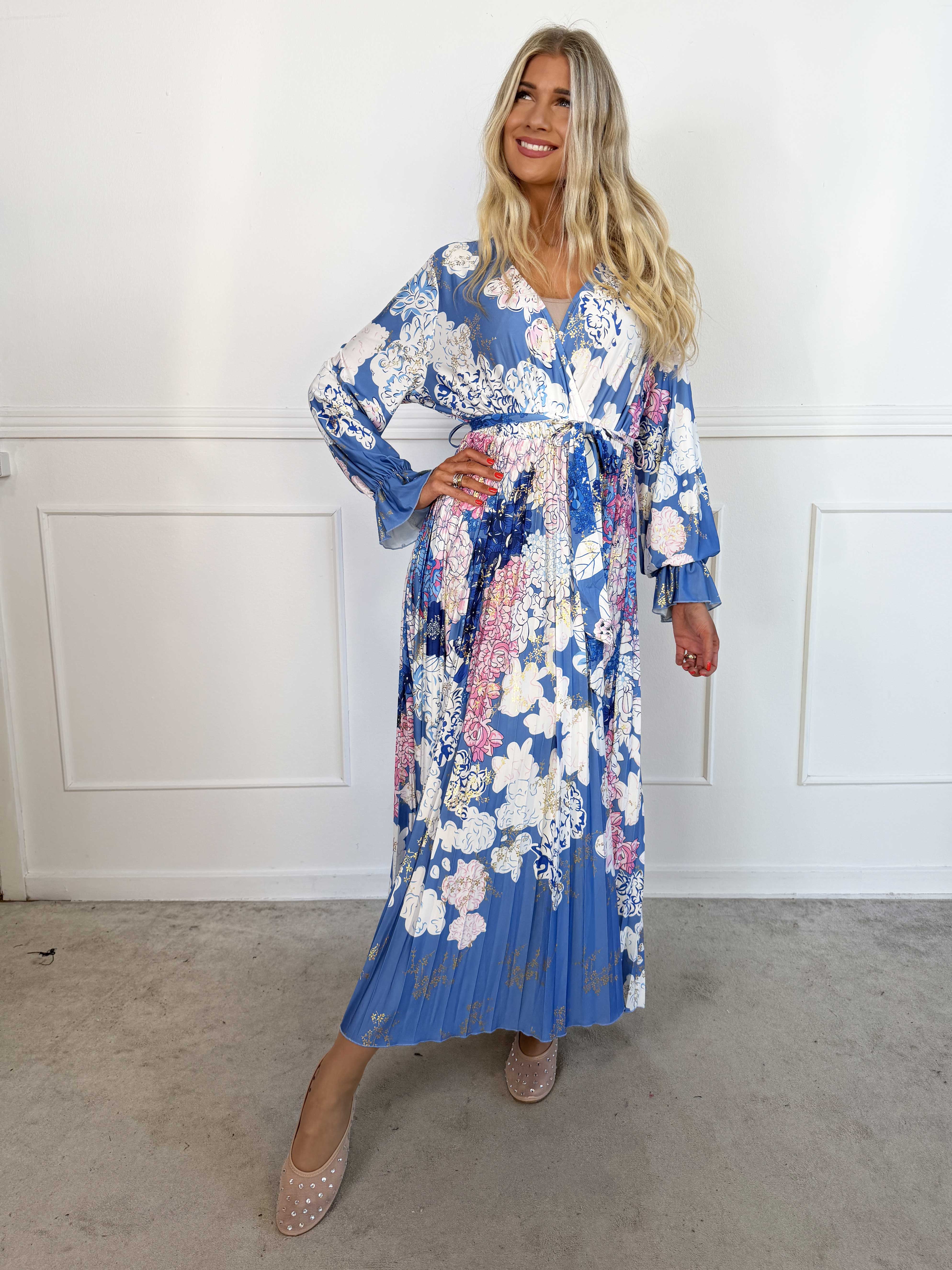 Silvija Flower - Lang elastisk mønstret kjole med plisseret skørt