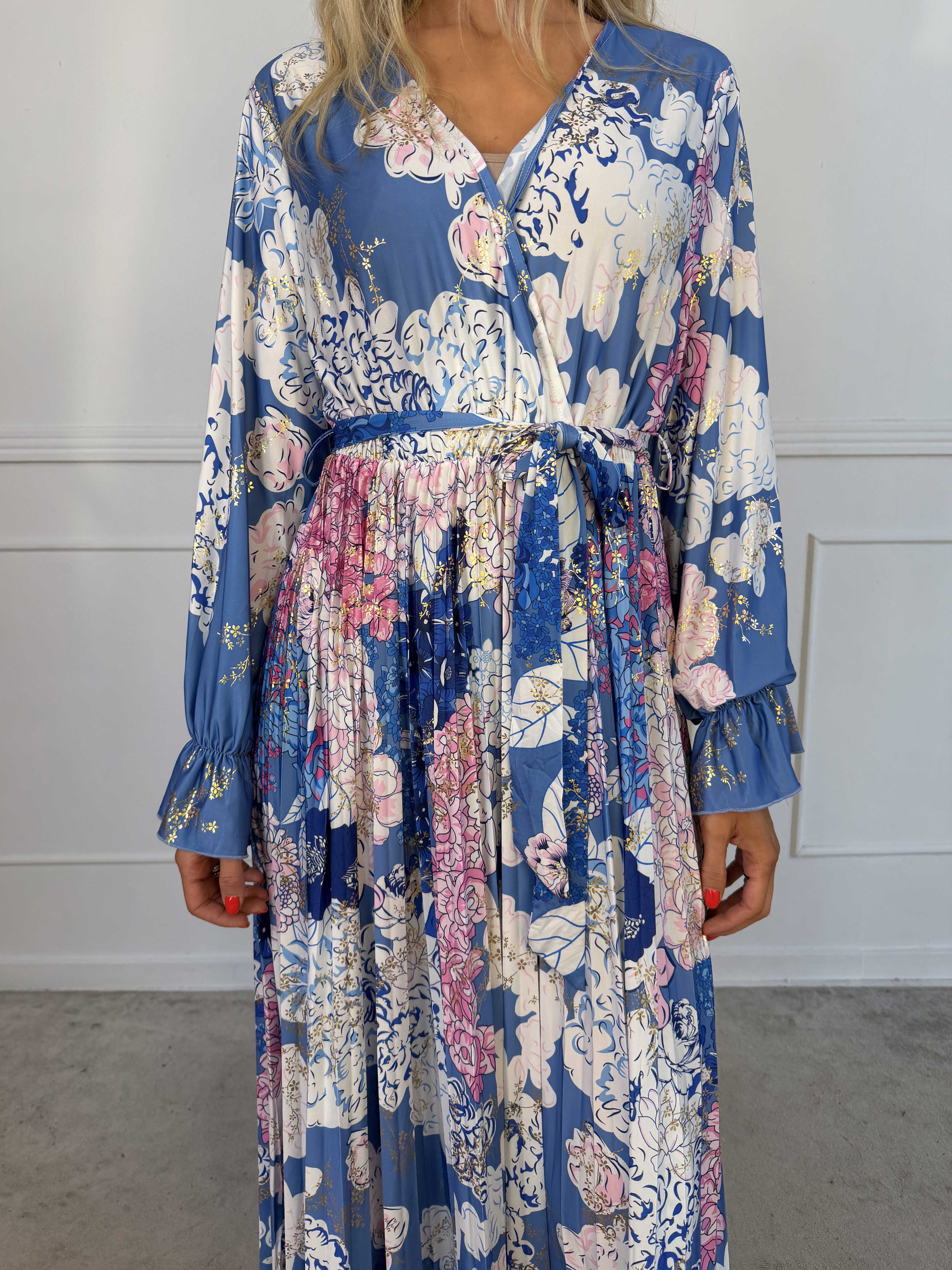 Silvija Flower - Lang elastisk mønstret kjole med plisseret skørt