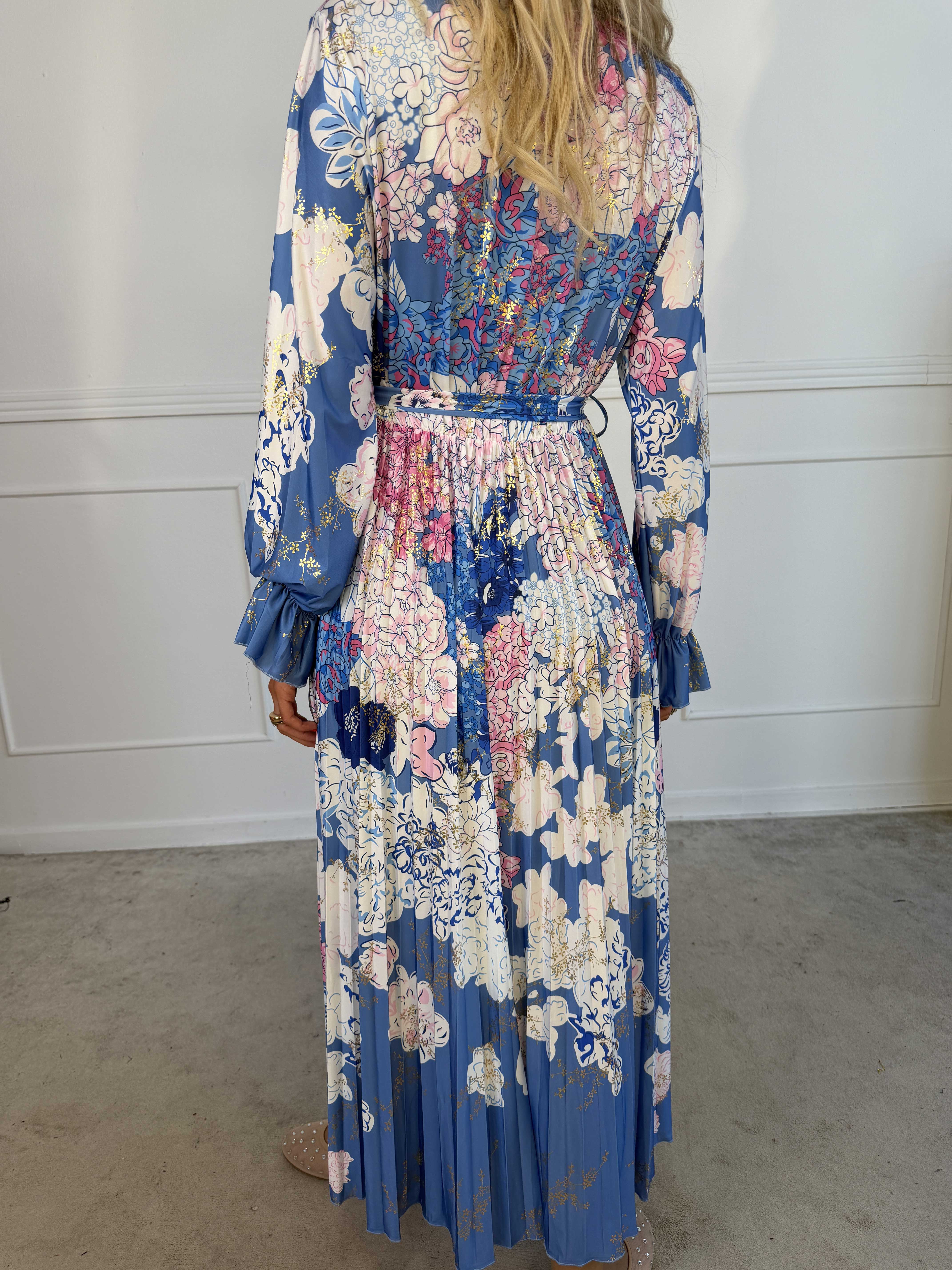 Silvija Flower - Lang elastisk mønstret kjole med plisseret skørt