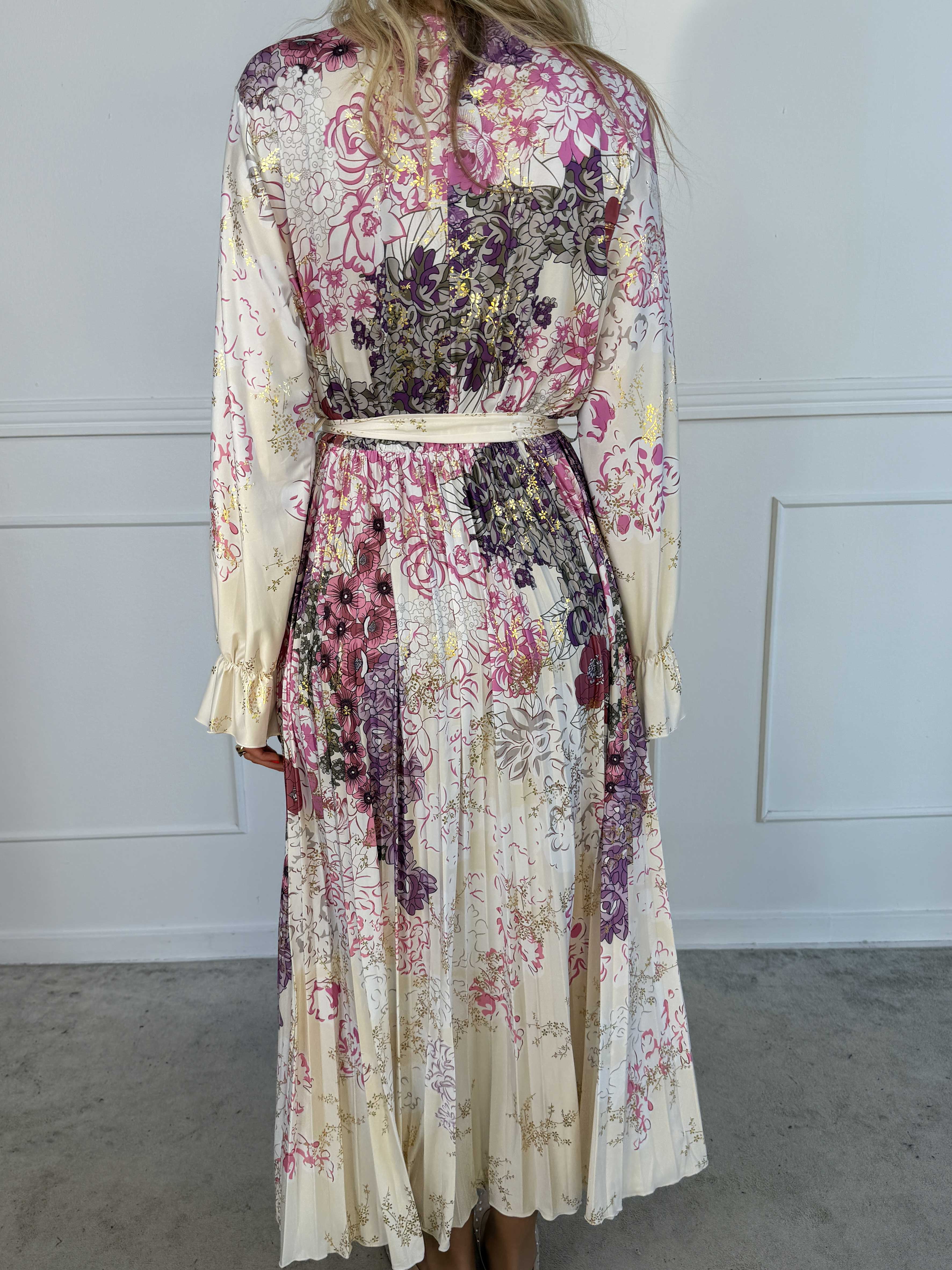 Silvija Flower - Lang elastisk mønstret kjole med plisseret skørt