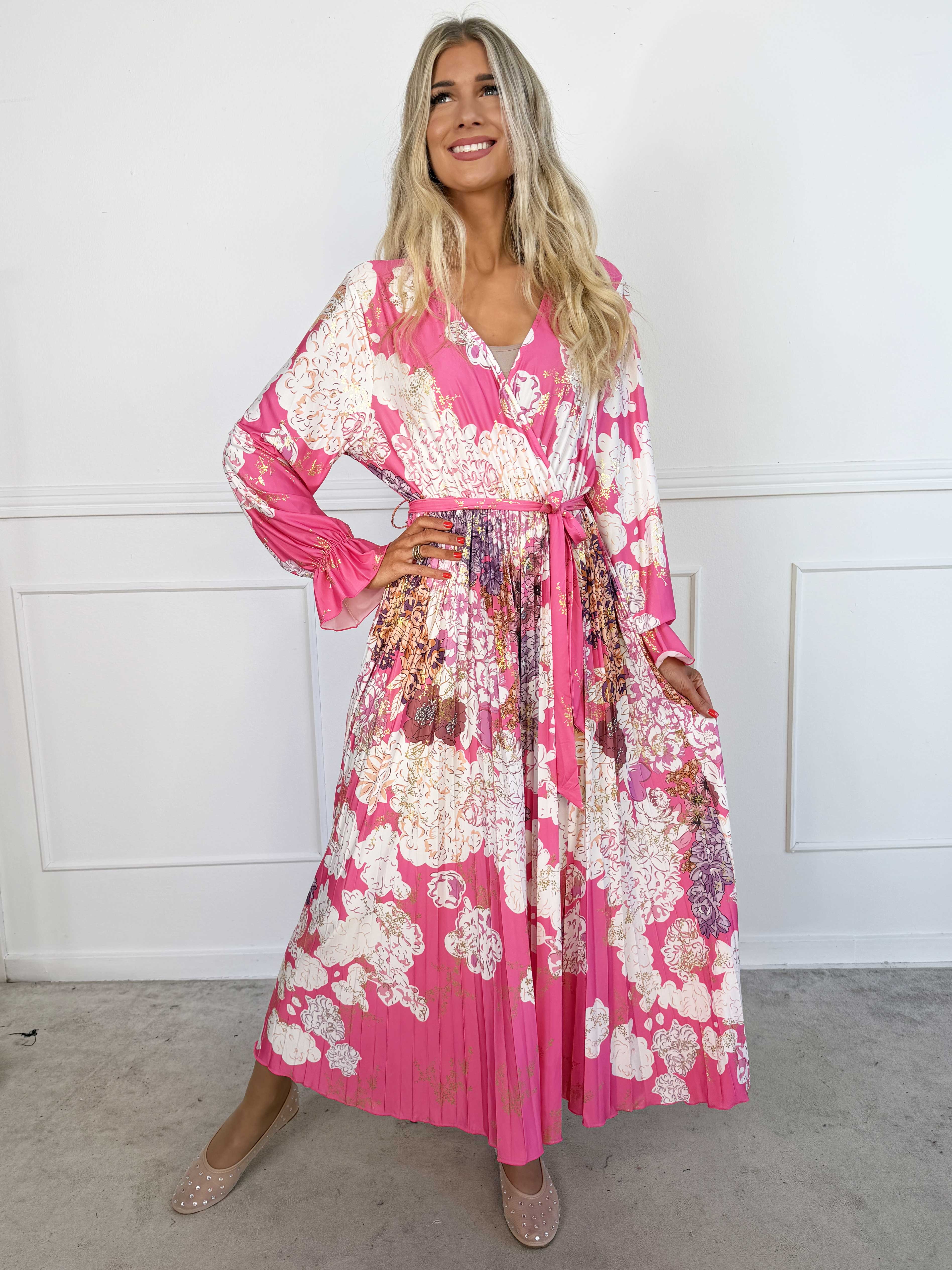 Silvija Flower - Lang elastisk mønstret kjole med plisseret skørt