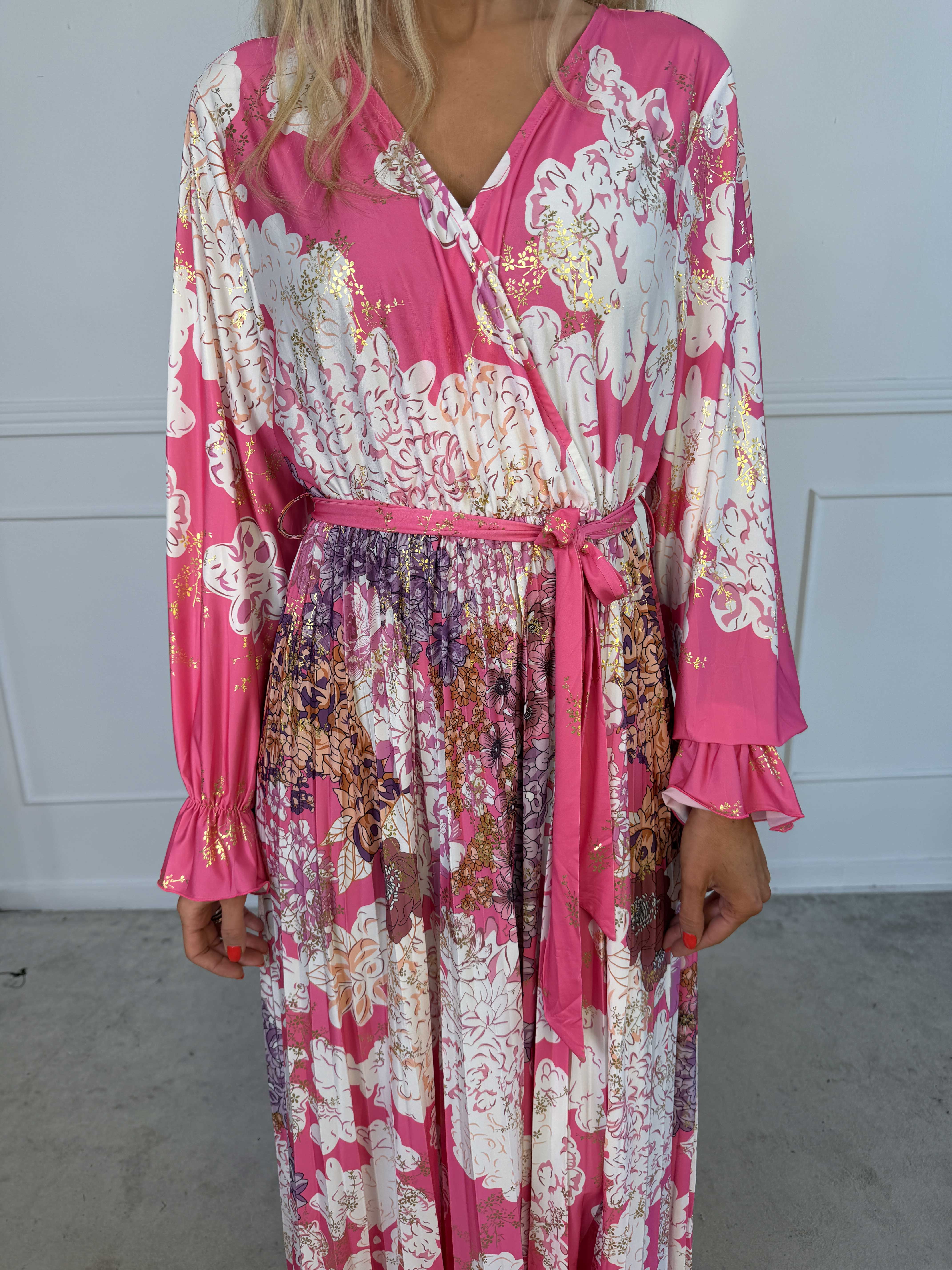 Silvija Flower - Lang elastisk mønstret kjole med plisseret skørt