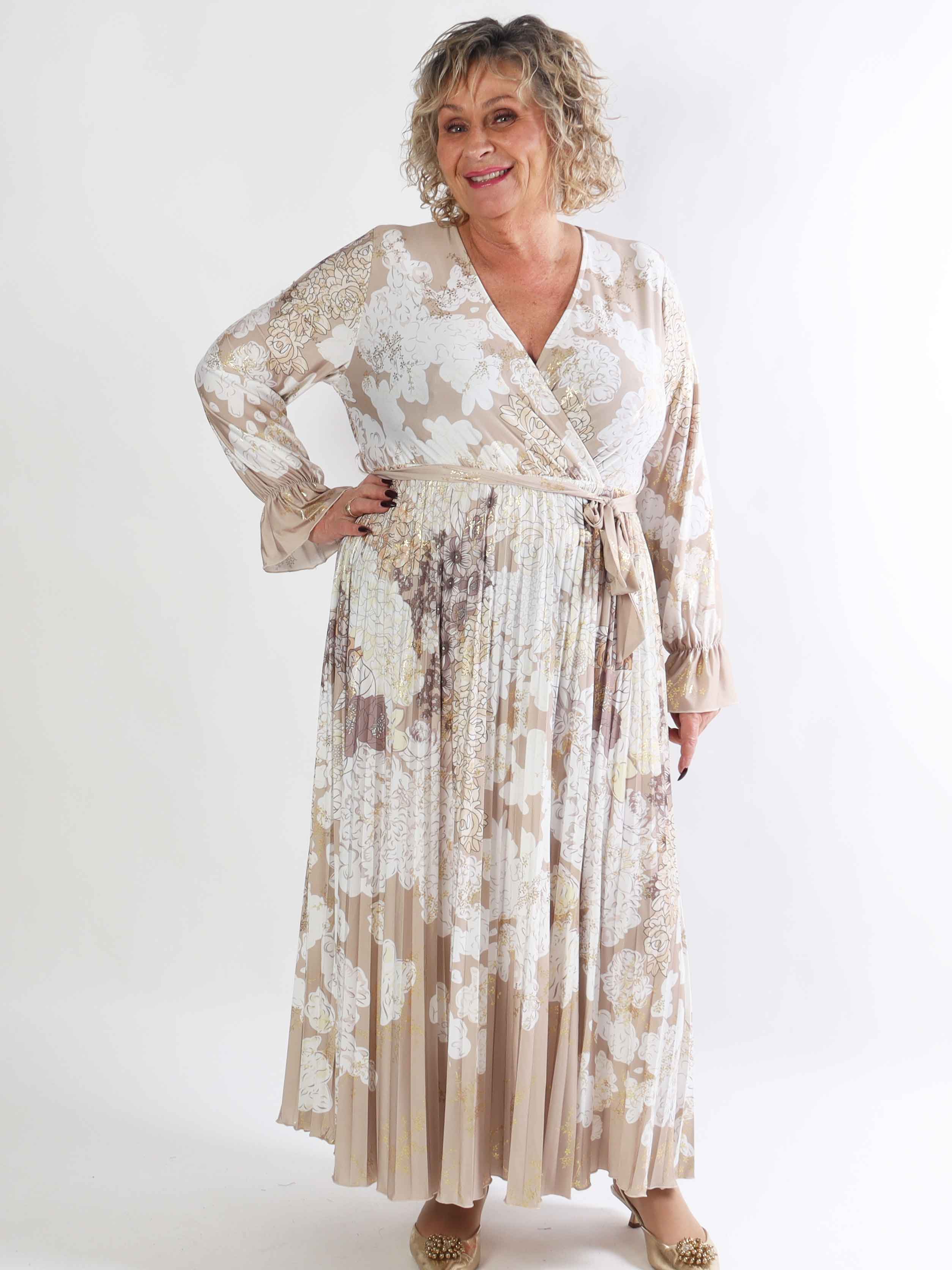 Silvija Flower - Lang plus size mønstret kjole med plisseret skørt