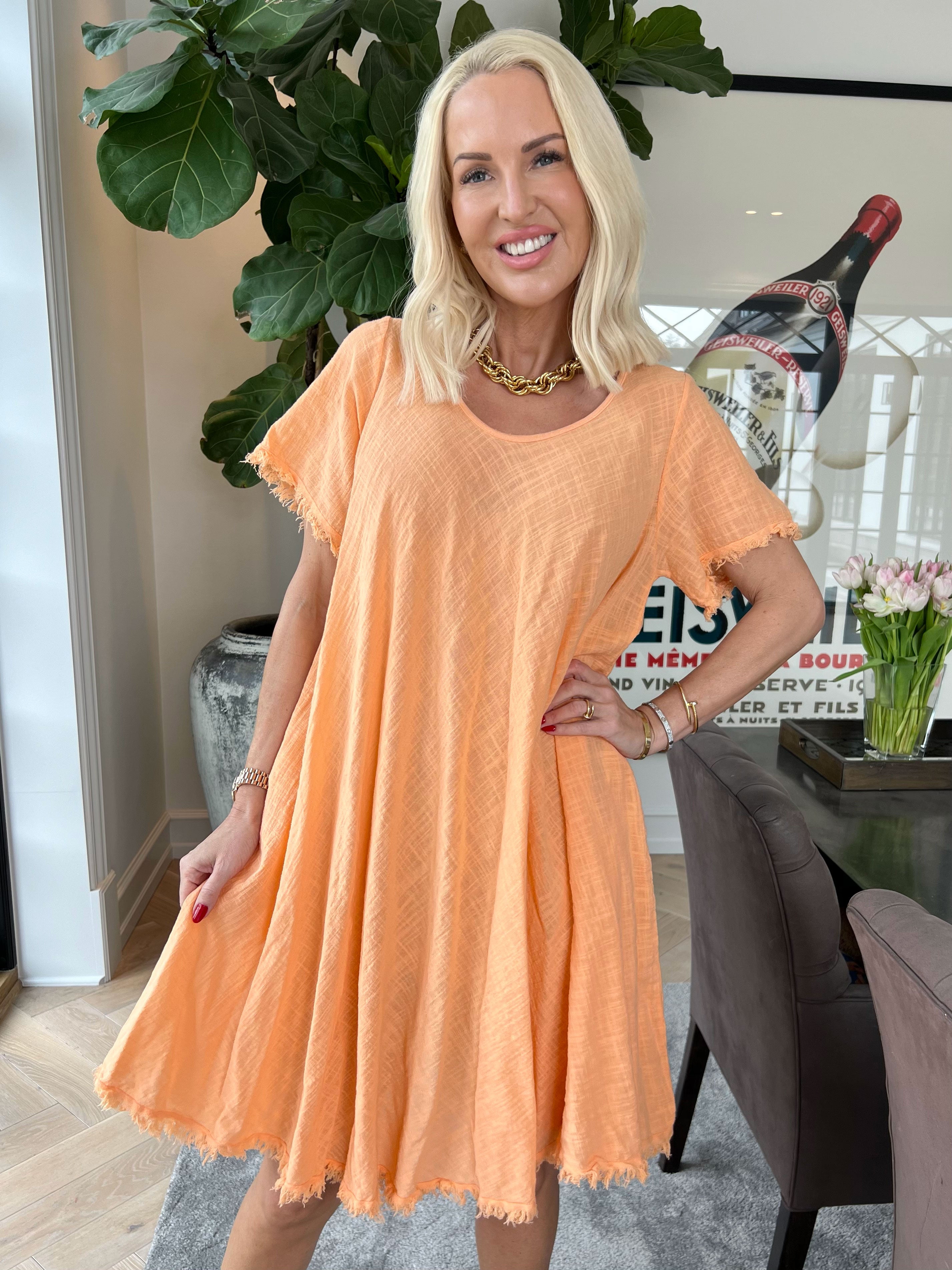 Slone - Sød bomuldskjole i hørlignende stof med frynsekant forneden og ved ærmer