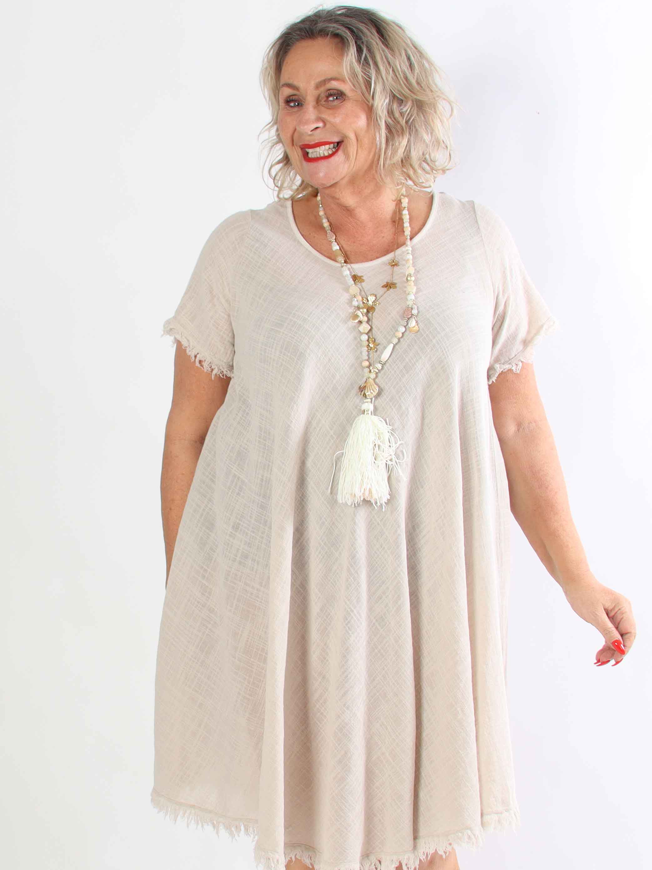 Slone - Plus size bomuldskjole i hørlignende stof med frynsekant forneden og ved ærmer