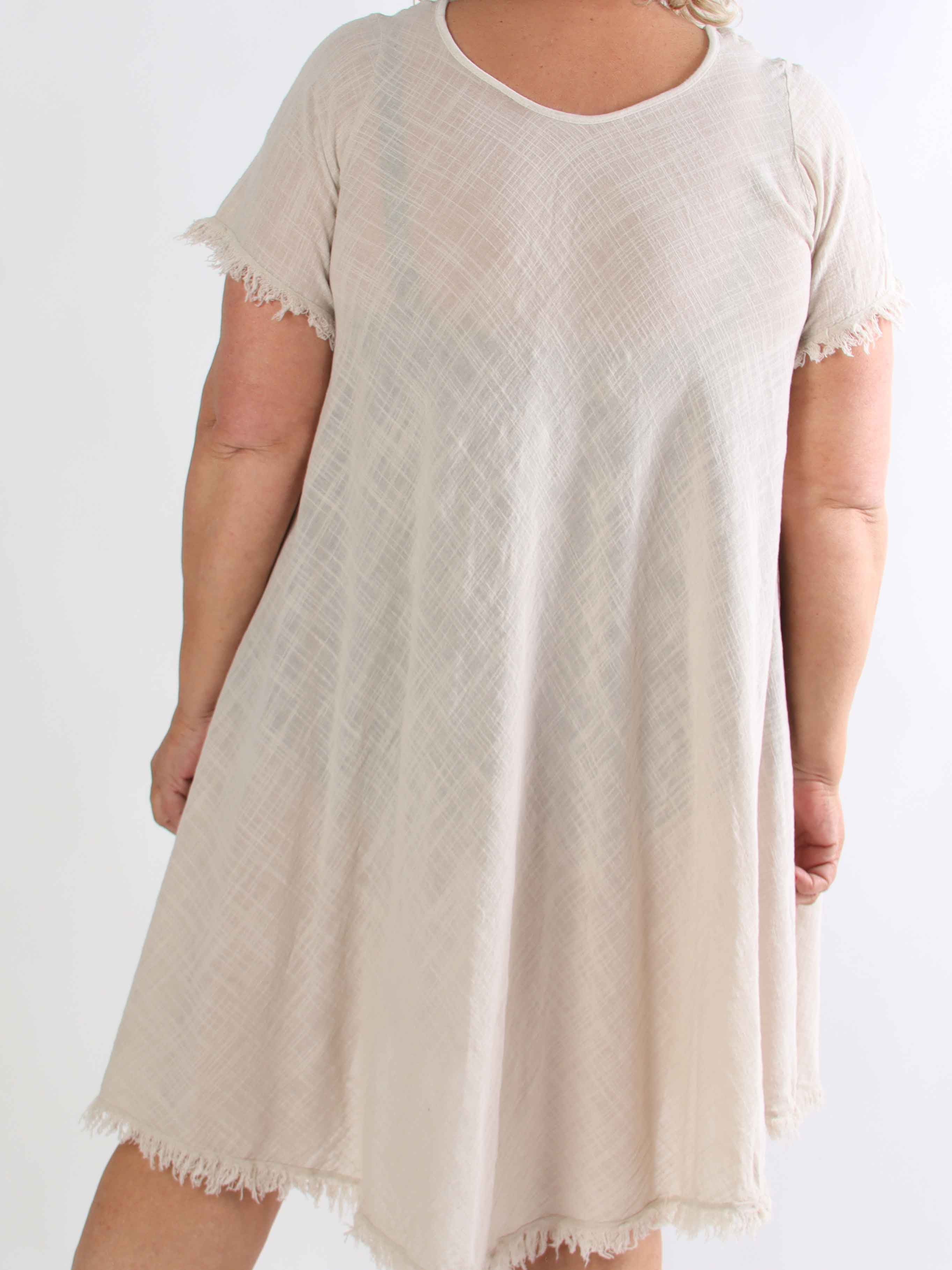 Slone - Plus size bomuldskjole i hørlignende stof med frynsekant forneden og ved ærmer