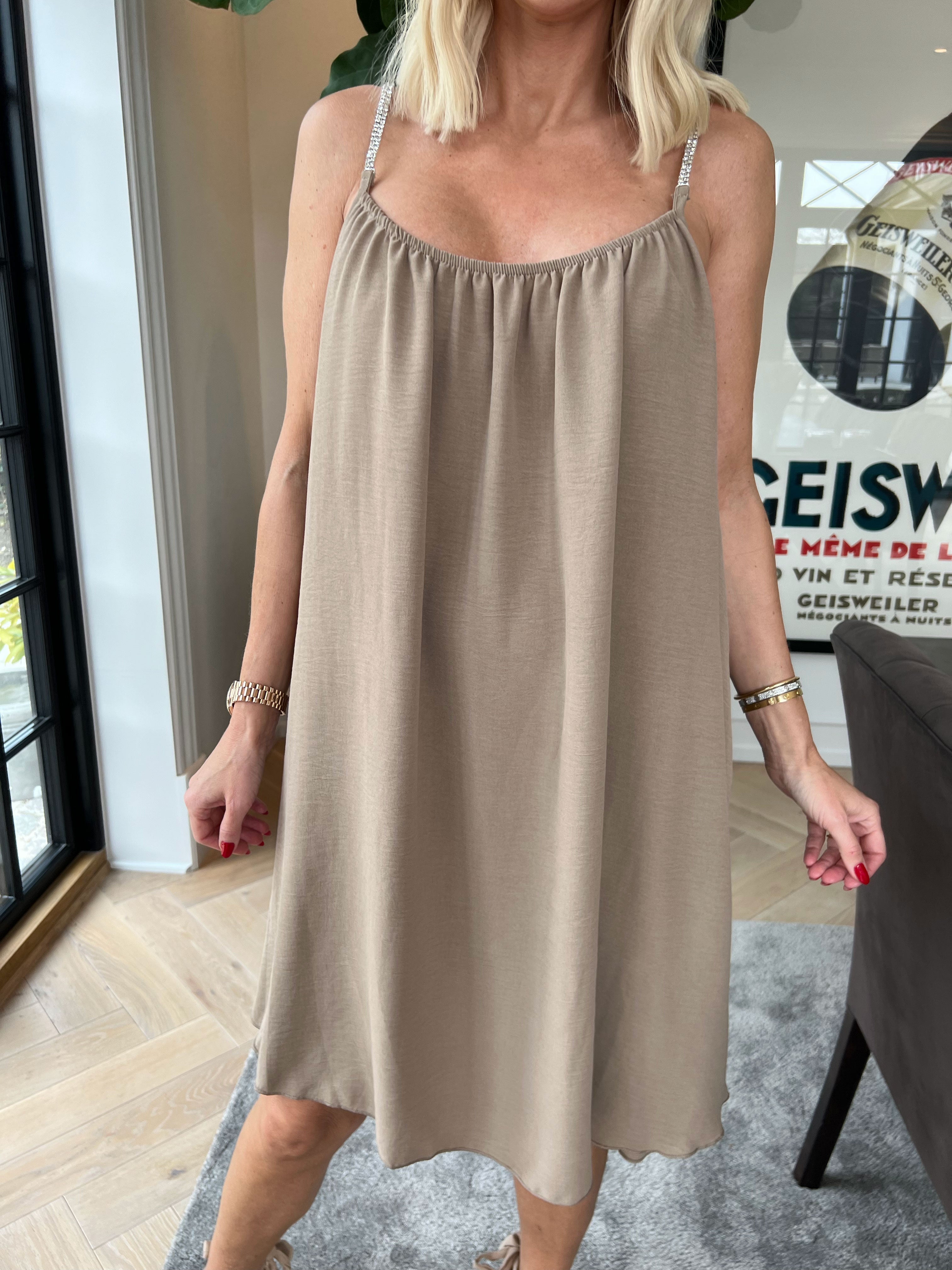 Sunara - Plus size stropkjole i blød viskose med fine similisten på stropperne