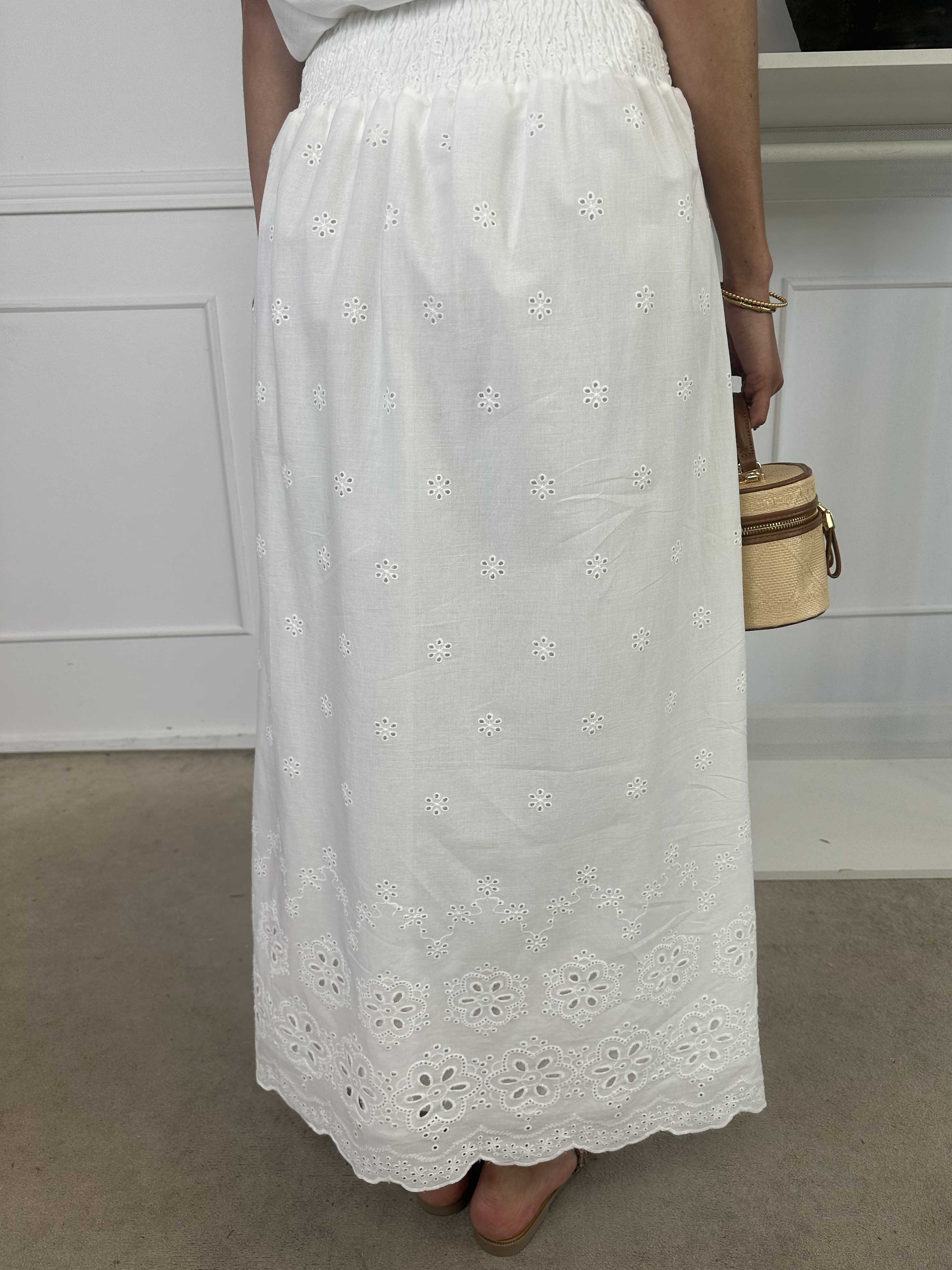 Susan - Sød hvid nederdel i bomuld med broderie anglaise