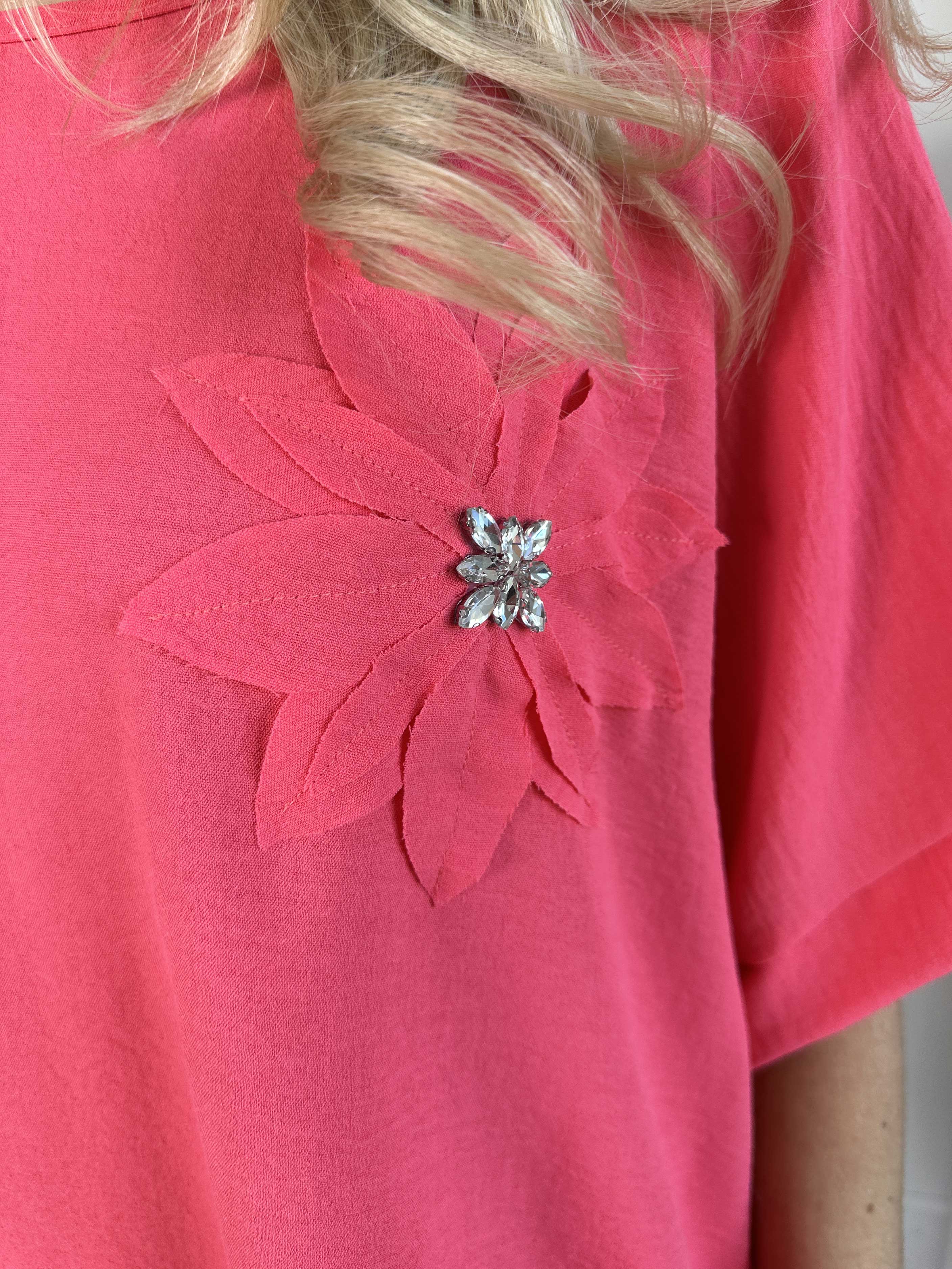 Tabisha - Sød let tunika med blomst og similisten på brystet