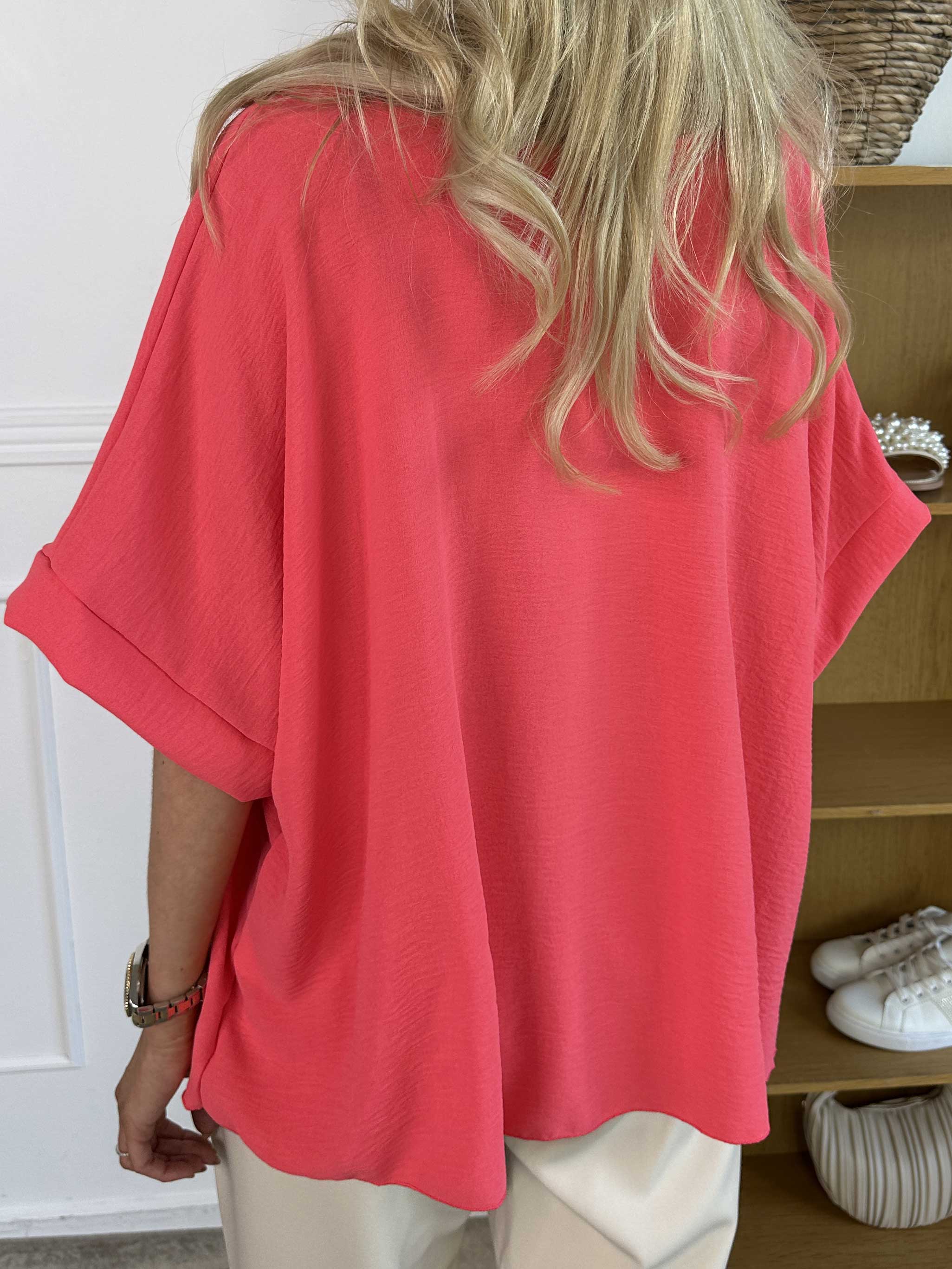 Tabisha - Sød let tunika med blomst og similisten på brystet