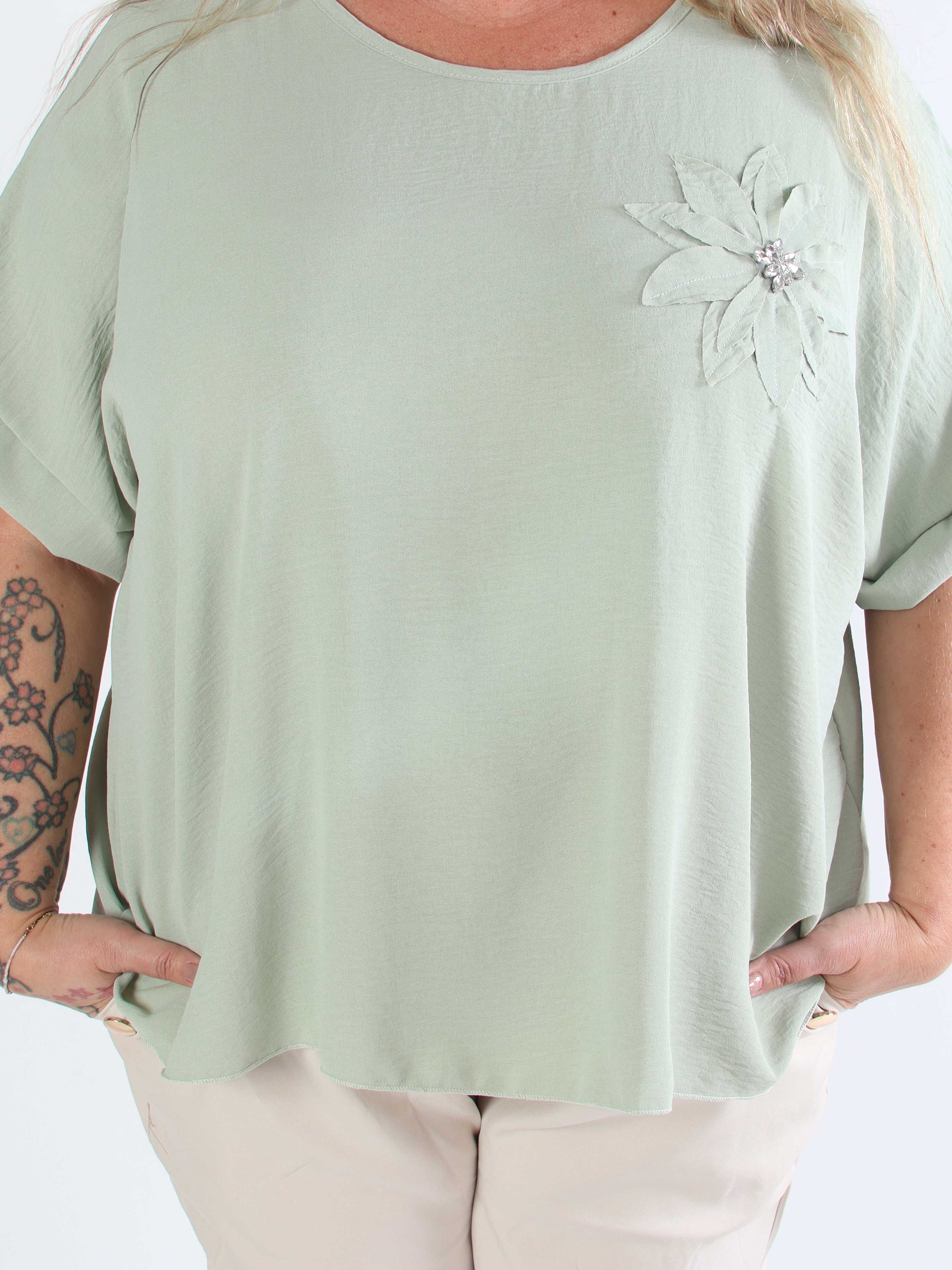 Tabisha - Plus size tunika med blomst og similisten på brystet