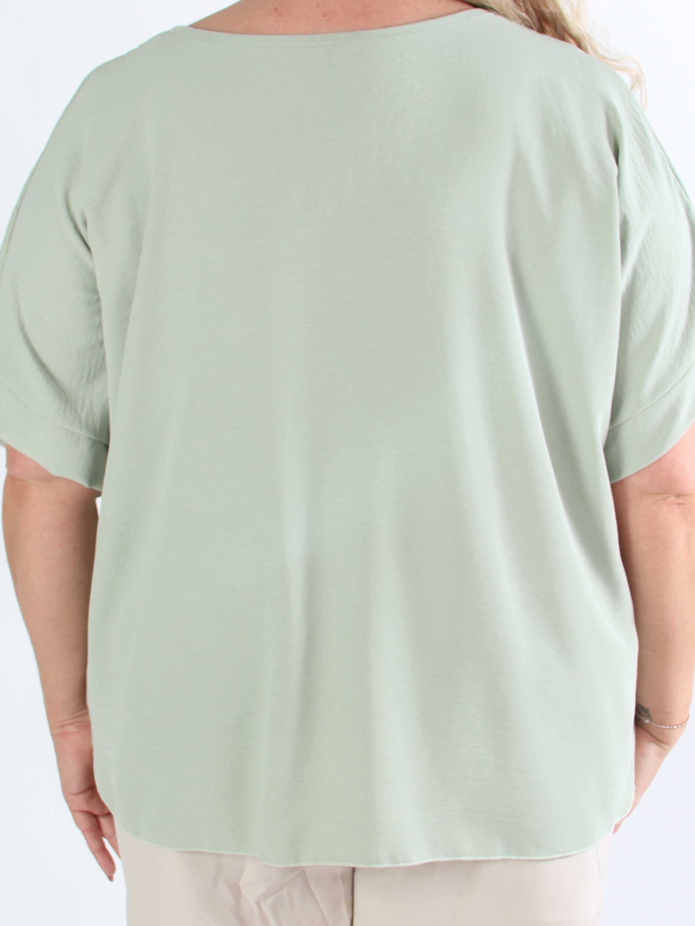 Tabisha - Plus size tunika med blomst og similisten på brystet